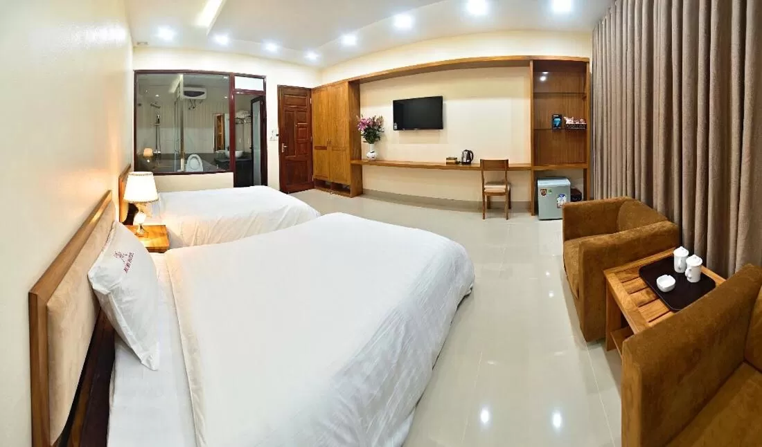 Communal lounge/ TV room, Bed in Ruby Hotel