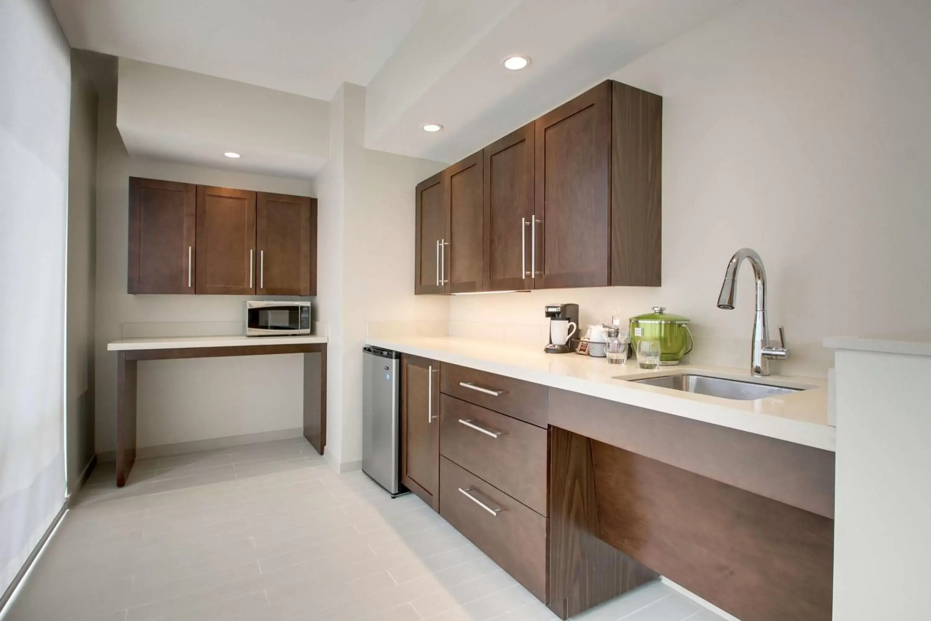 Bedroom, Kitchen/Kitchenette in Hyatt Place Milwaukee Downtown