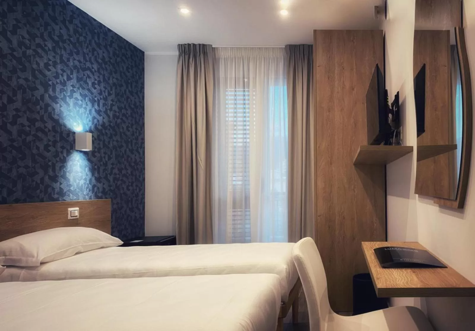 Bed in Lumarooms B&B