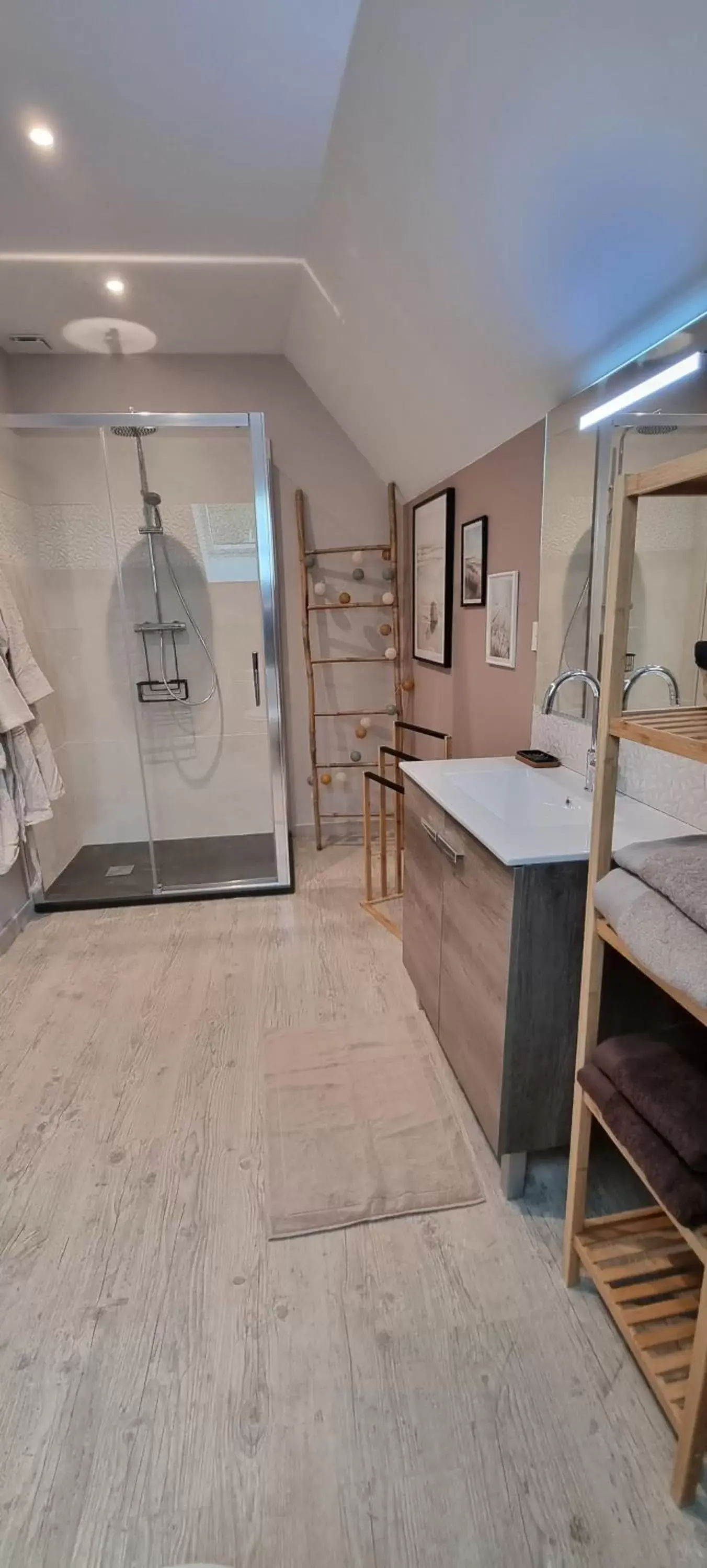 Bathroom in Au Nid des Champs, Agréable chambre d'hôtes avec jacuzzi sur demande, proche de Chartres