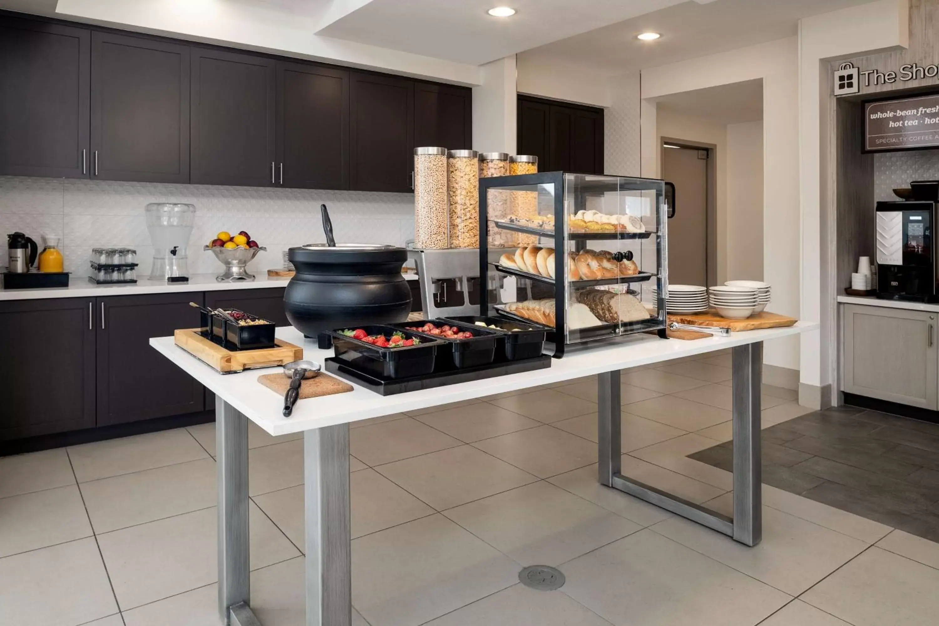 Breakfast, Kitchen/Kitchenette in Hilton Garden Inn Folsom