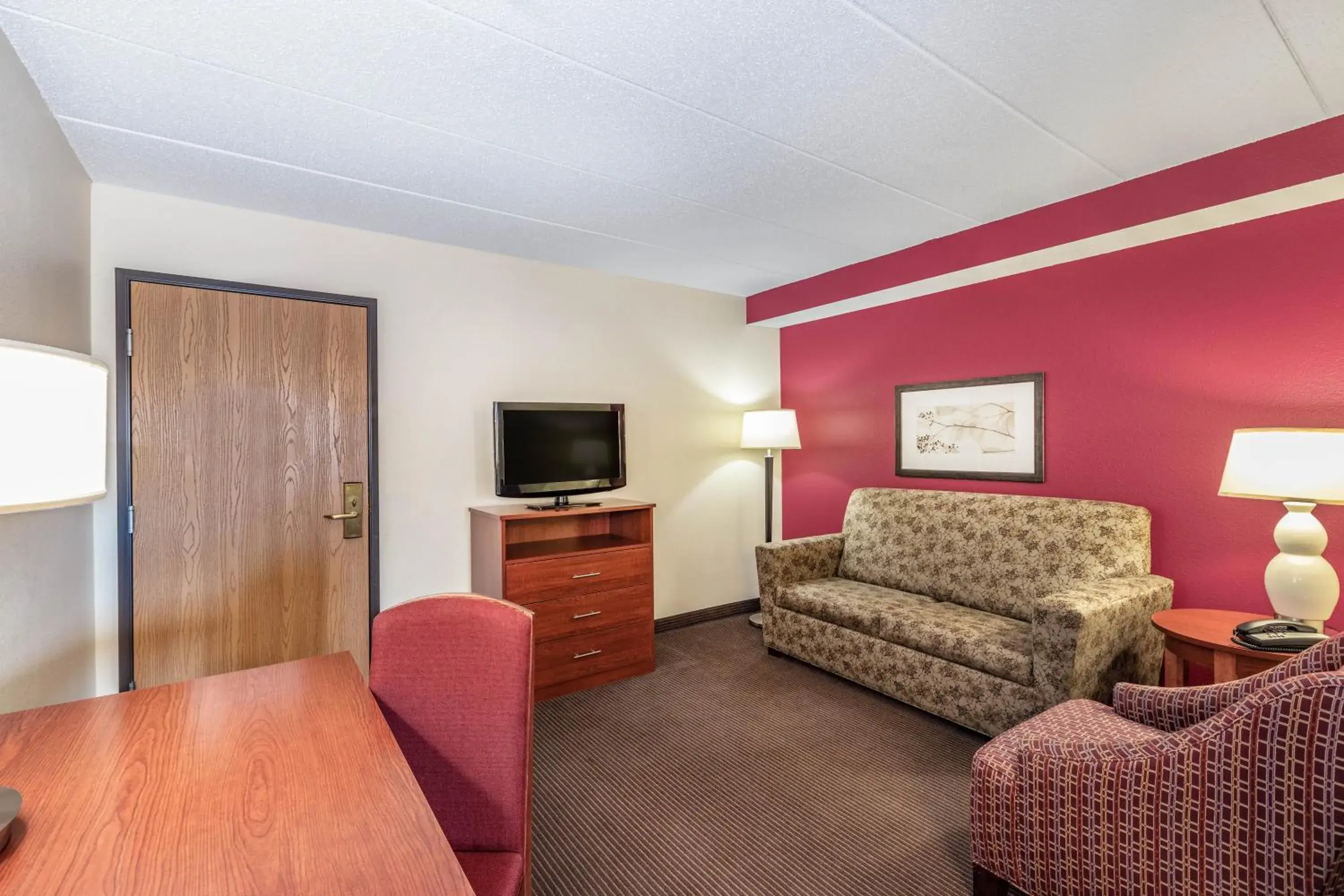 TV and multimedia, Seating Area in SureStay Plus Hotel by Best Western Litchfield