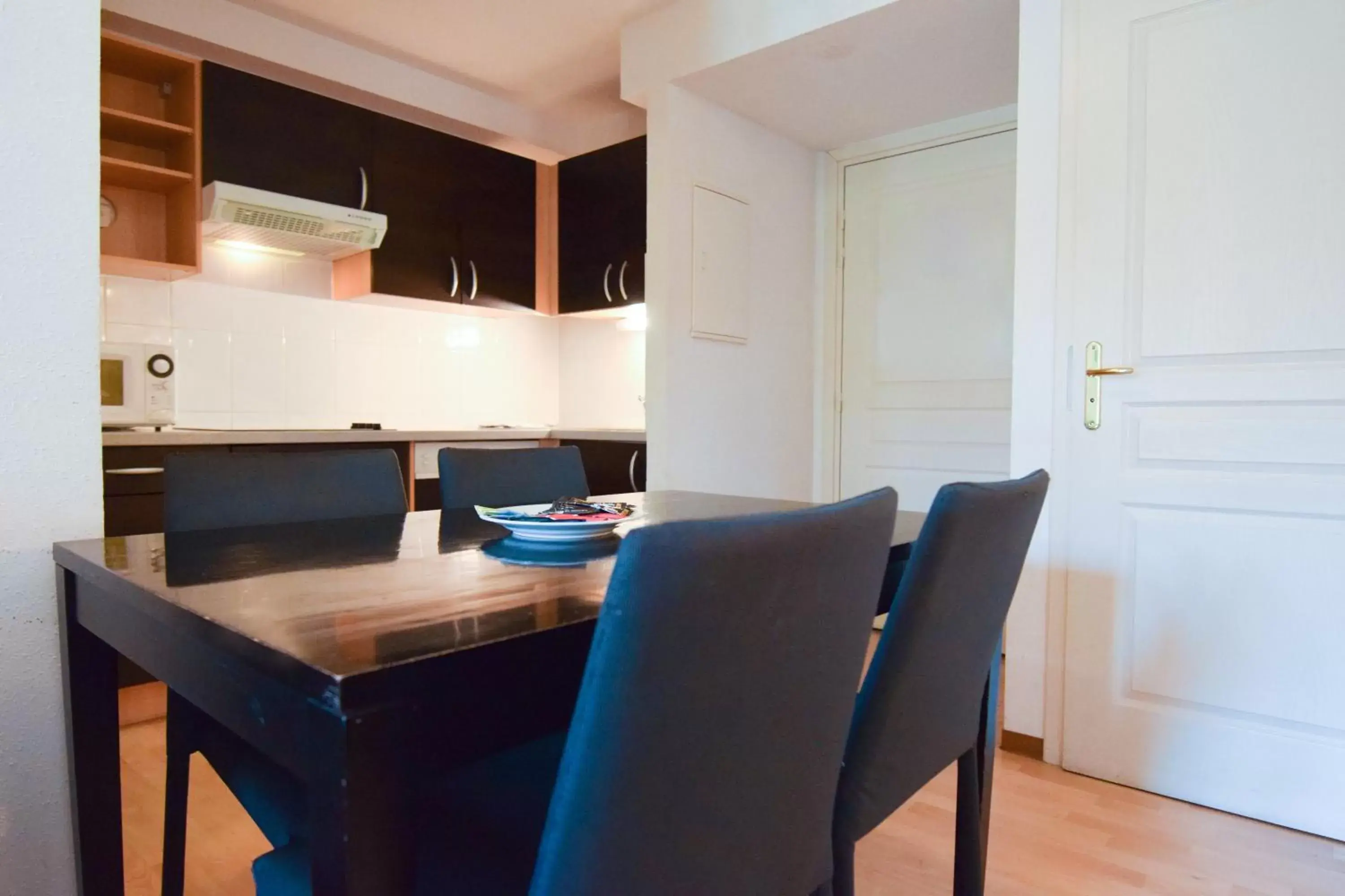Kitchen or kitchenette, Dining Area in Residhotel Mulhouse Centre