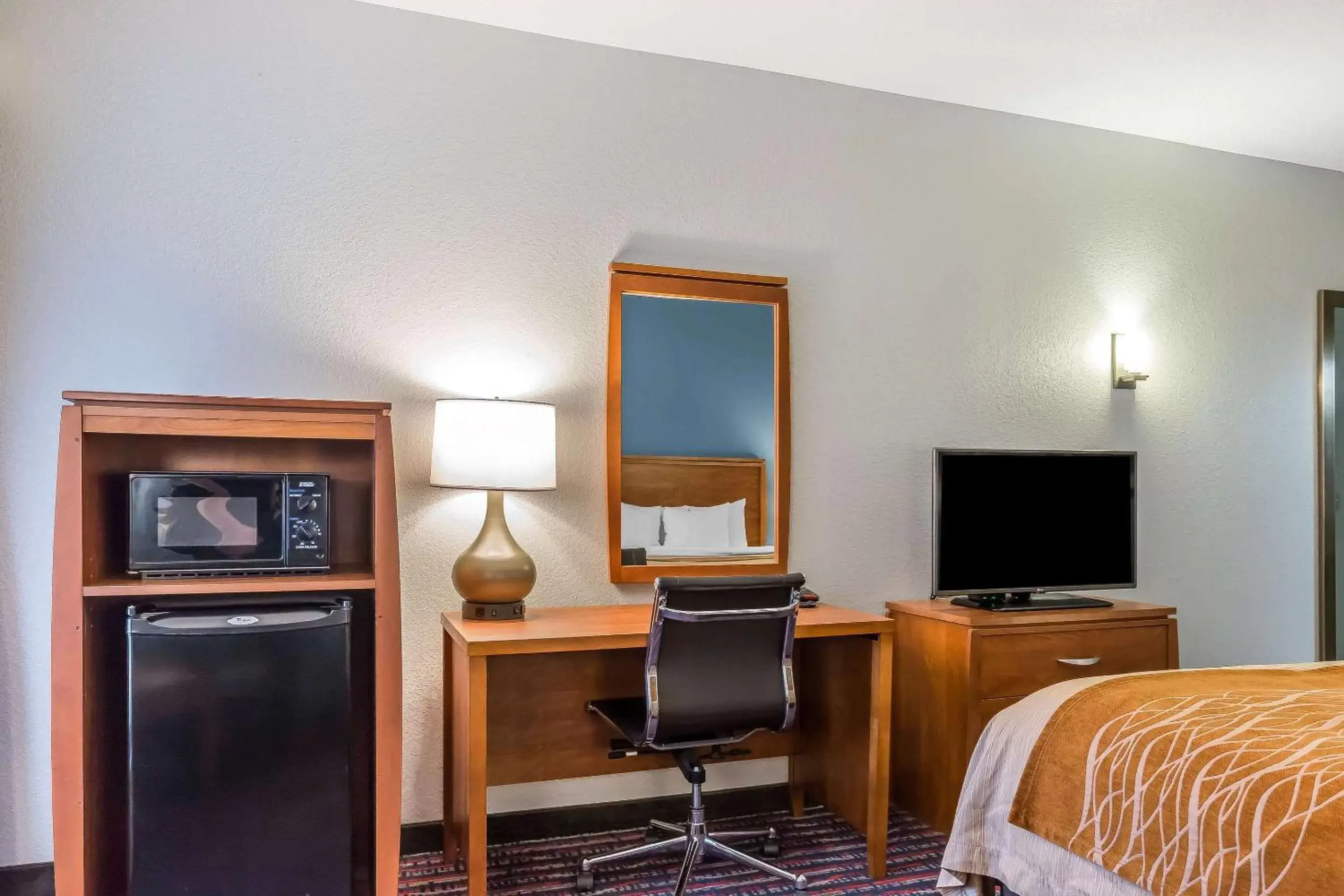 Photo of the whole room, TV/Entertainment Center in Comfort Inn Alton near I-255