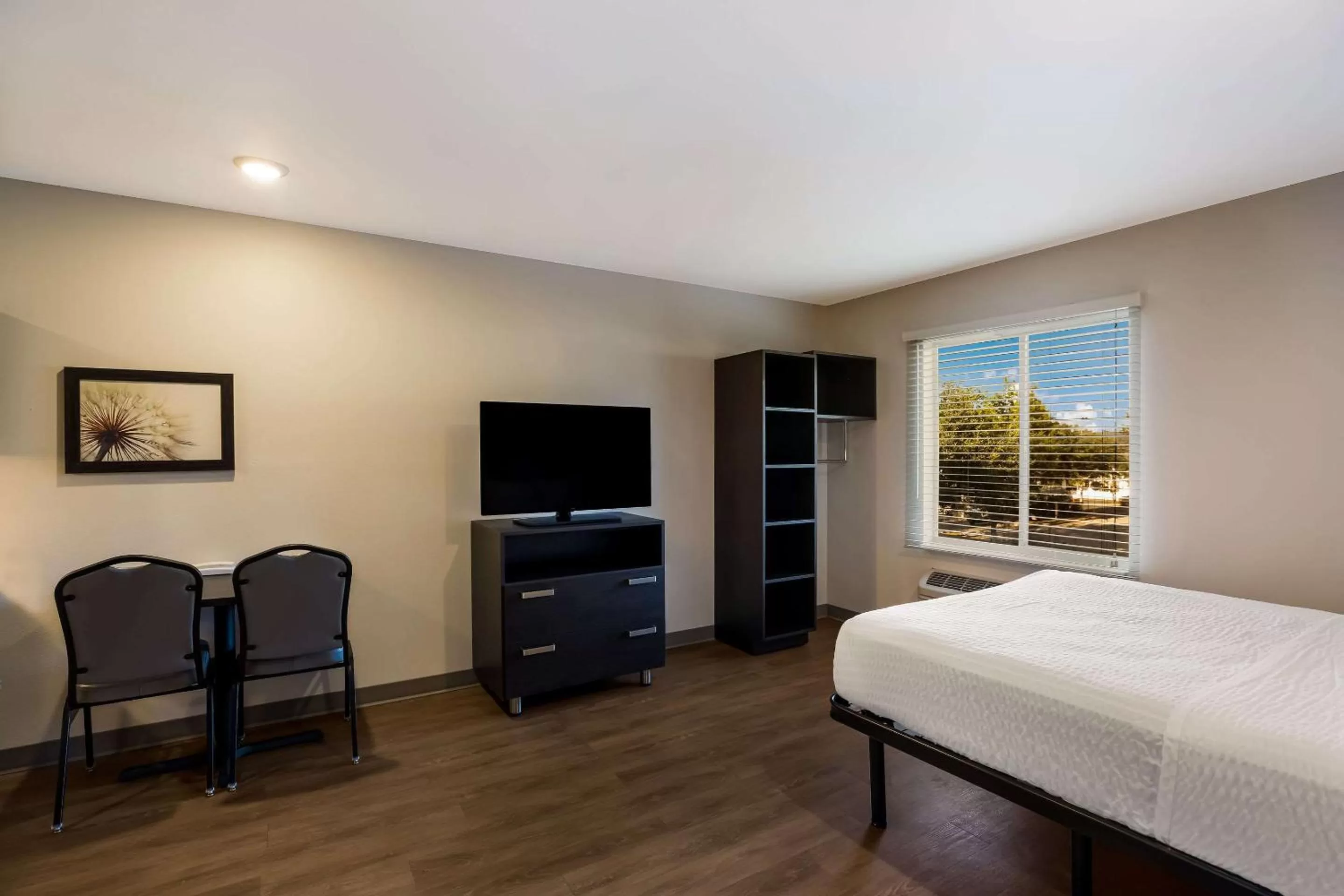 Bed in WoodSpring Suites Orlando West - Clermont