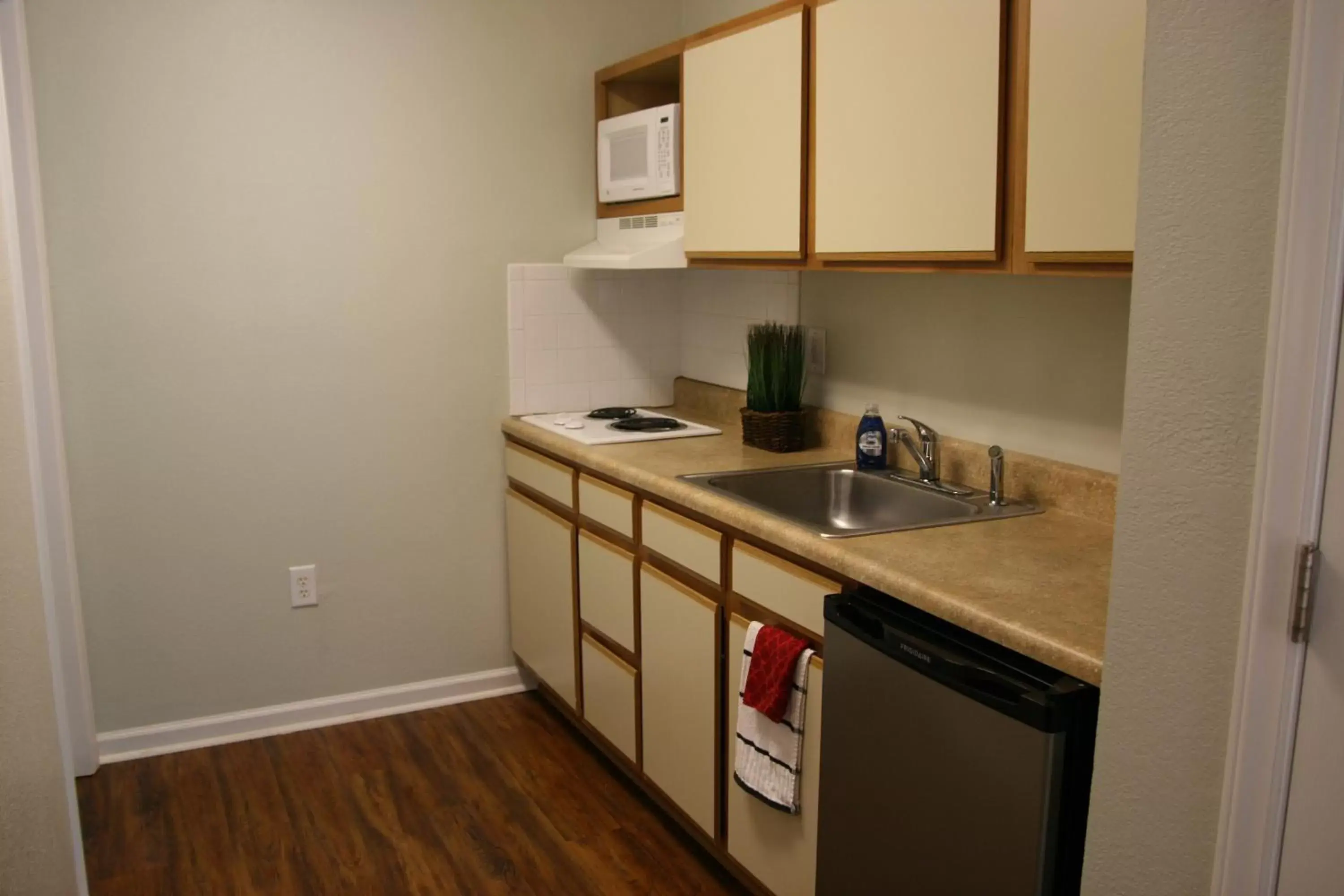 Kitchen/Kitchenette in Affordable Suites Greenville