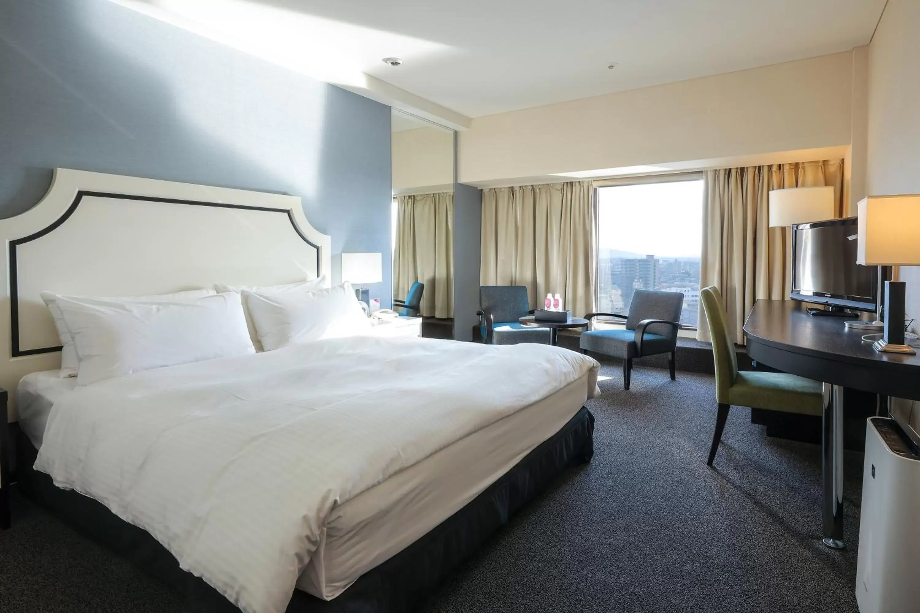 Bed in ANA Crowne Plaza Kumamoto New Sky, an IHG Hotel