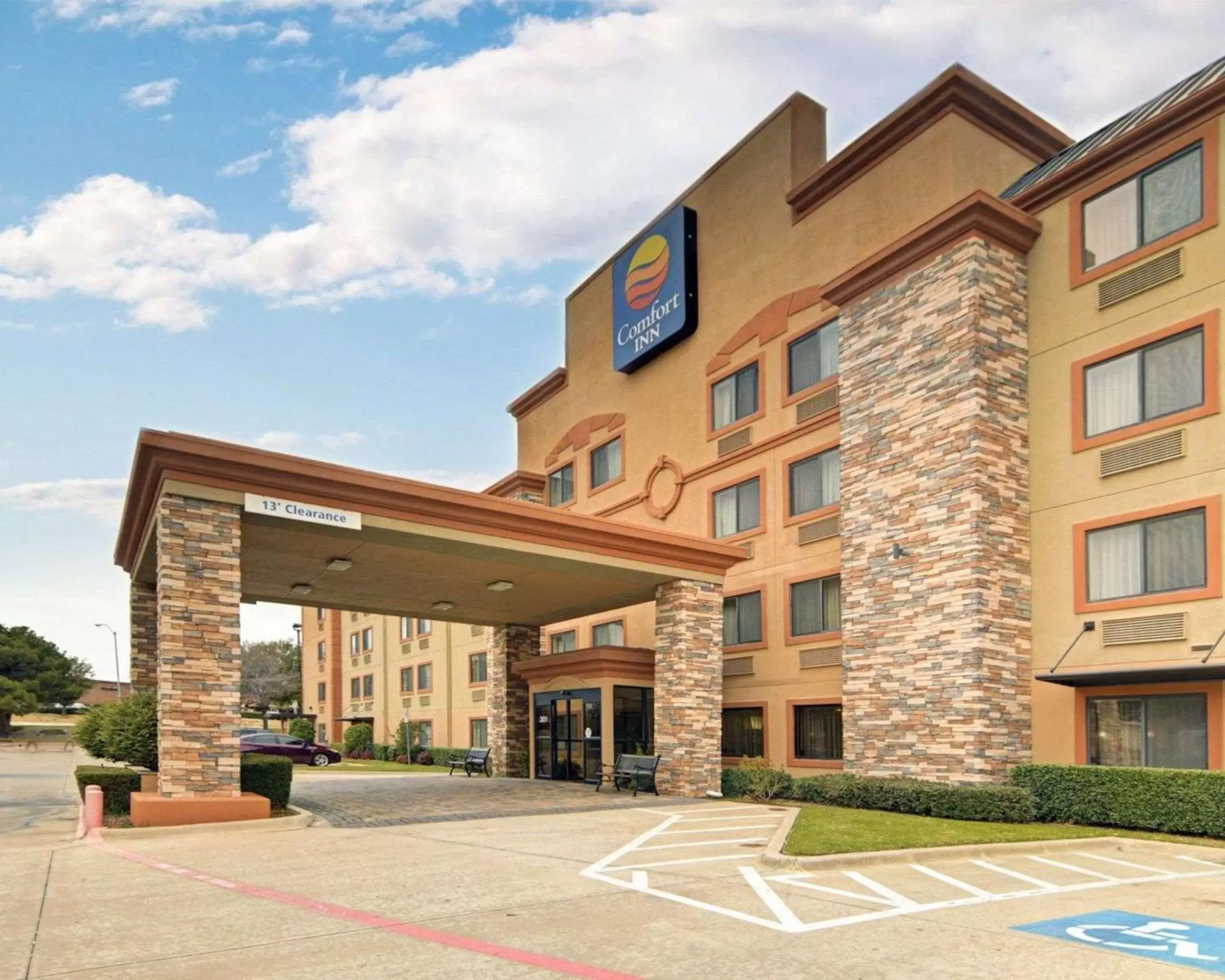 Property Building in Comfort Inn Grapevine Near DFW Airport