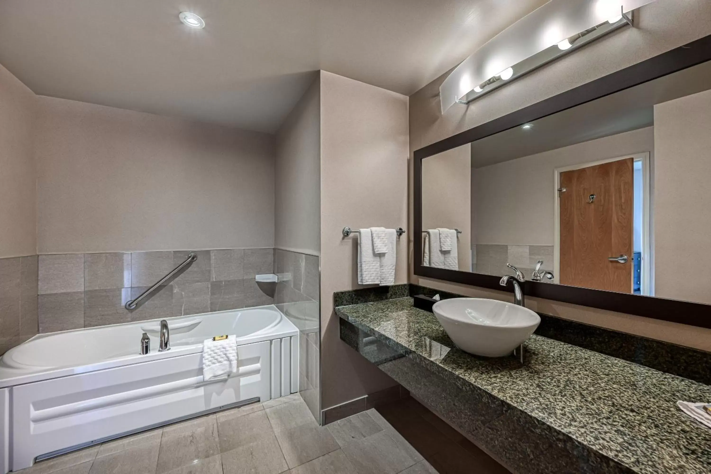 Property building, Bathroom in Best Western Plus Perth Parkside Inn & Spa