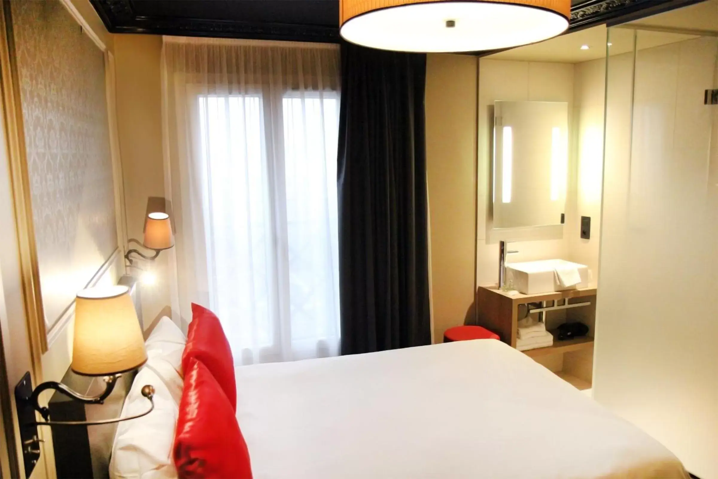 Photo of the whole room, Bed in Best Western Le Montmartre – Saint Pierre