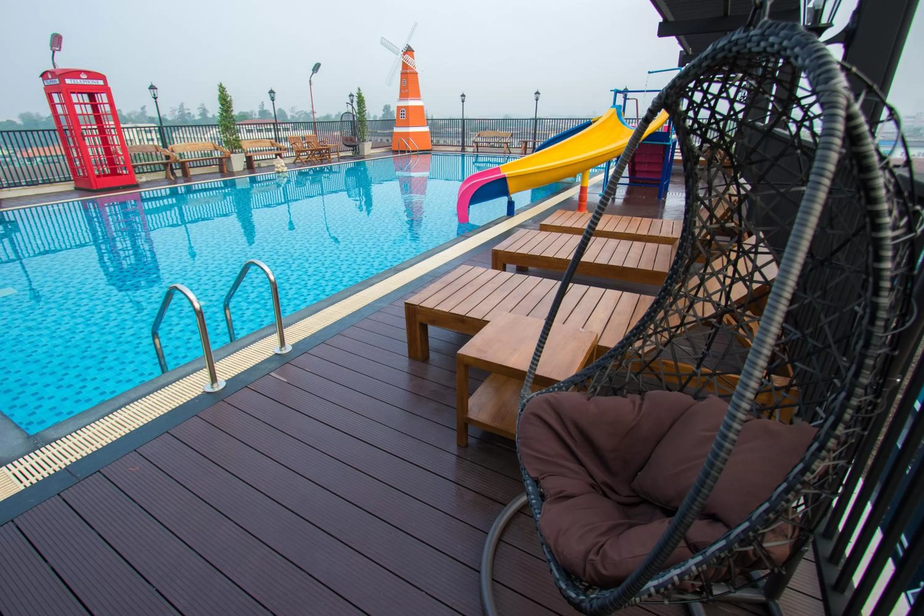 Swimming pool in B-your home Hotel Don Mueang Airport Bangkok 如你家酒店