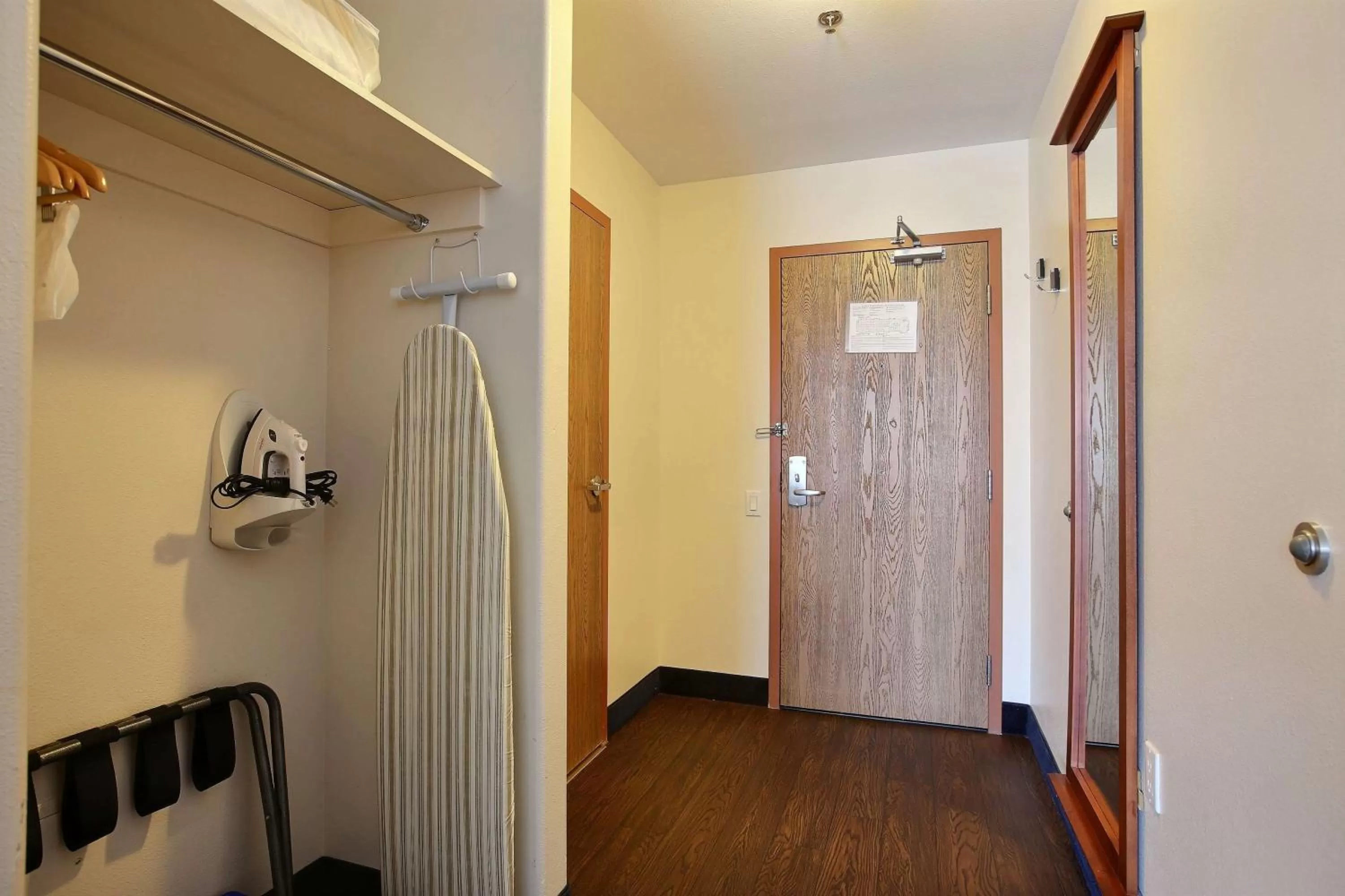 Photo of the whole room in Super 8 by Wyndham Trois-Rivieres