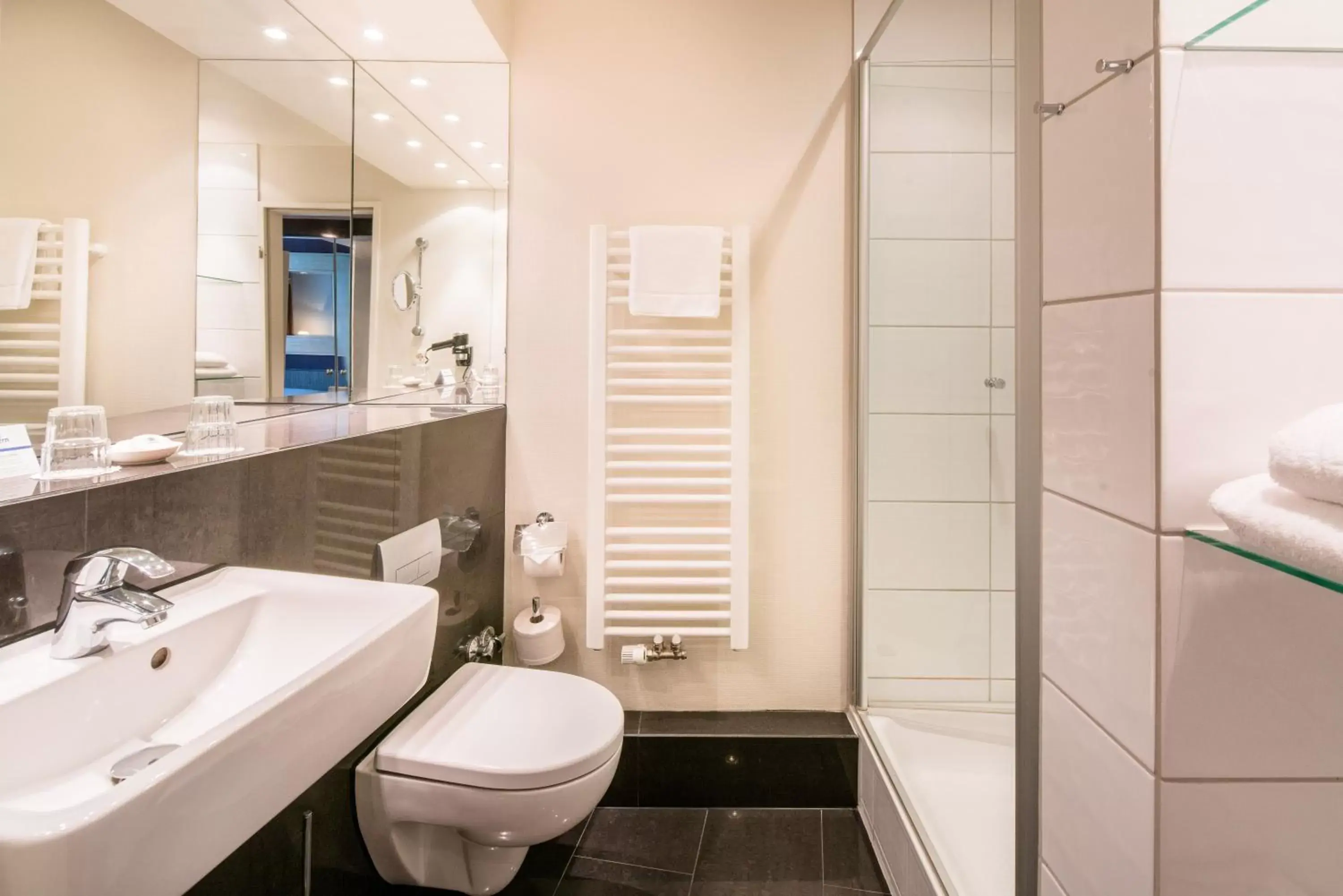 Photo of the whole room, Bathroom in Best Western Hotel Hamburg International