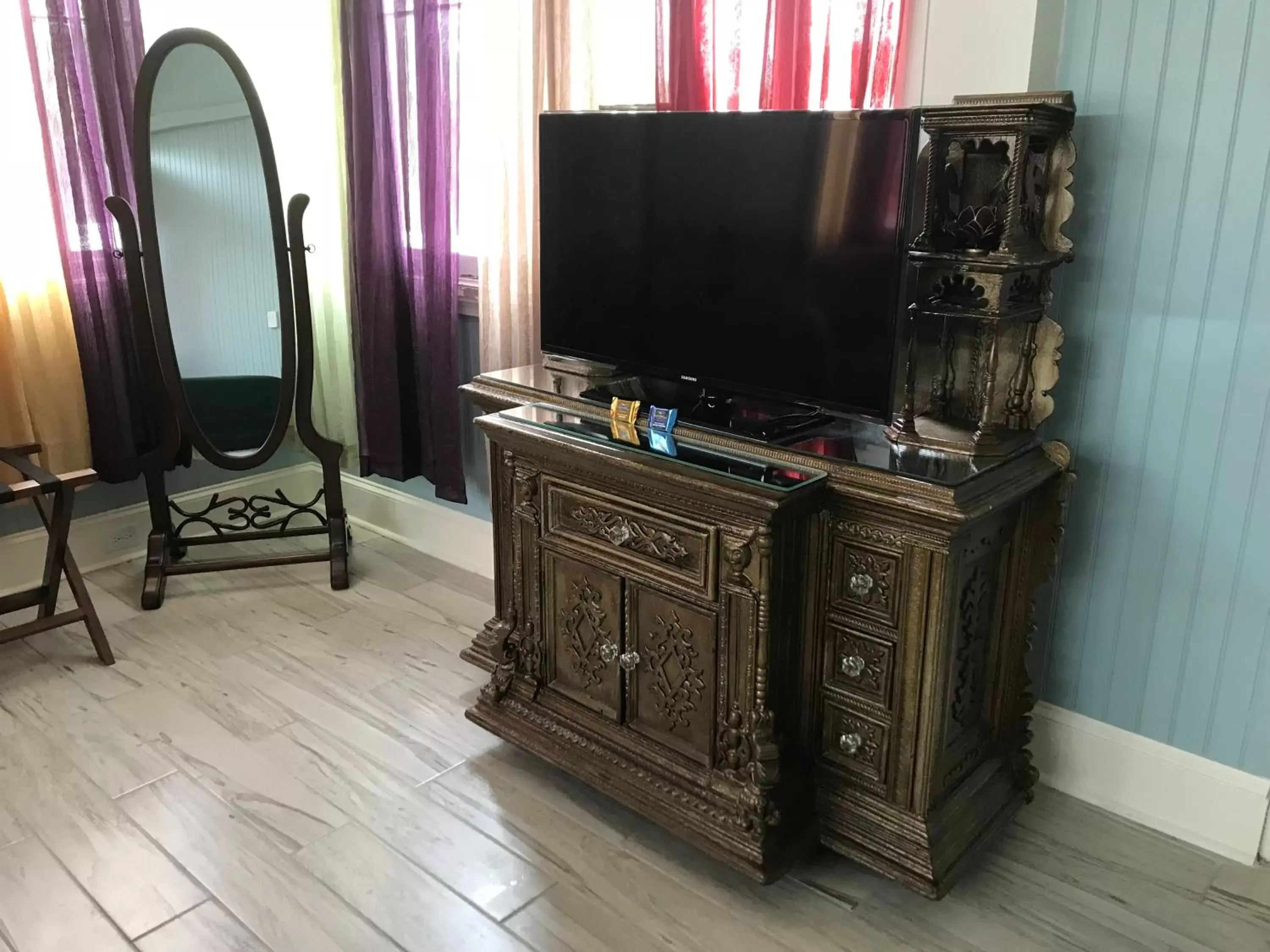 TV and multimedia, TV/Entertainment Center in 1912 Bed and Breakfast