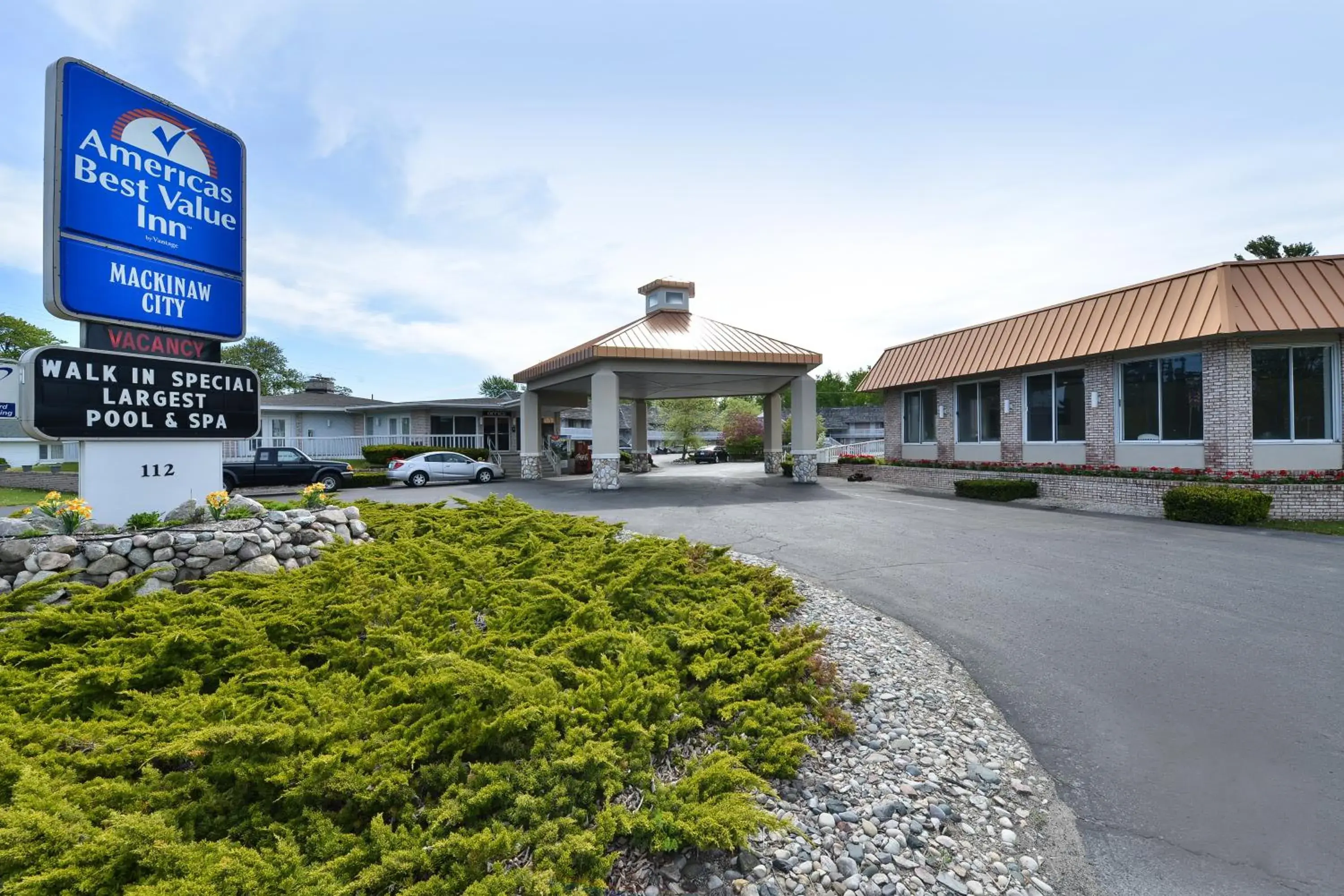 Facade/entrance, Property Building in Americas Best Value Inn Mackinaw City