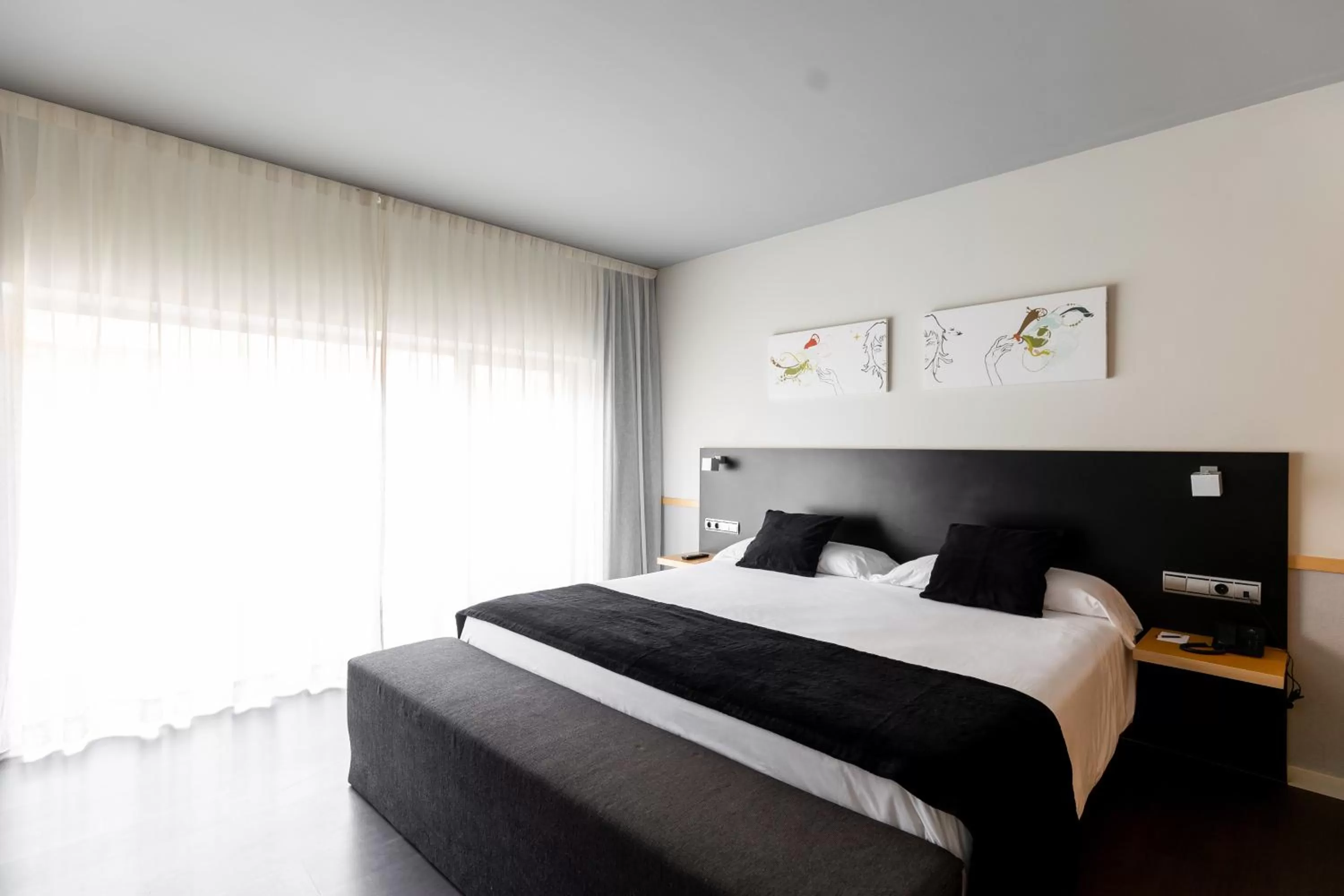 Photo of the whole room, Bed in Onix Liceo