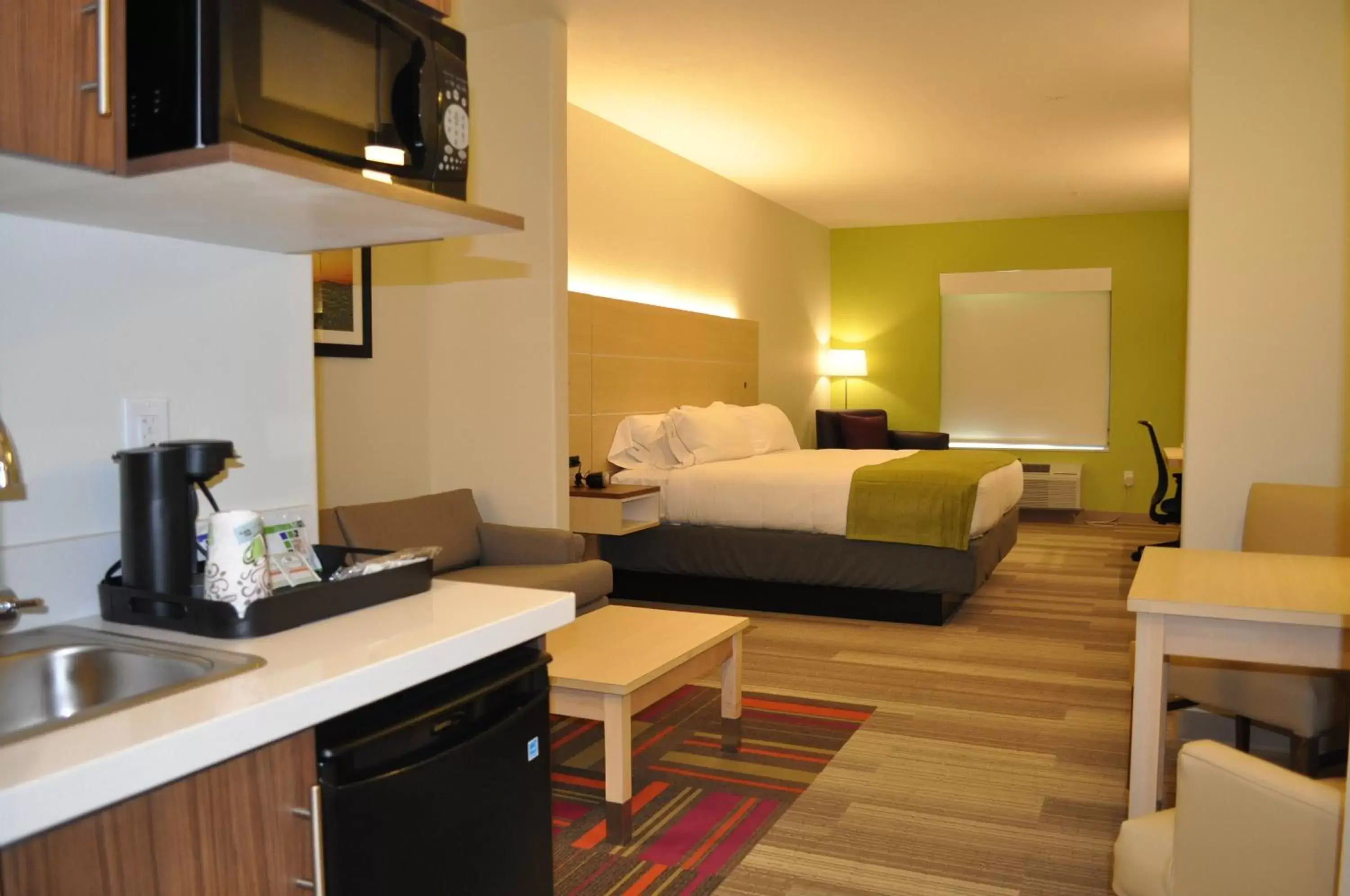 Bedroom, Bed in Holiday Inn Express & Suites Price by IHG Bedroom, Bed in Holiday Inn Express & Suites Price by IHG