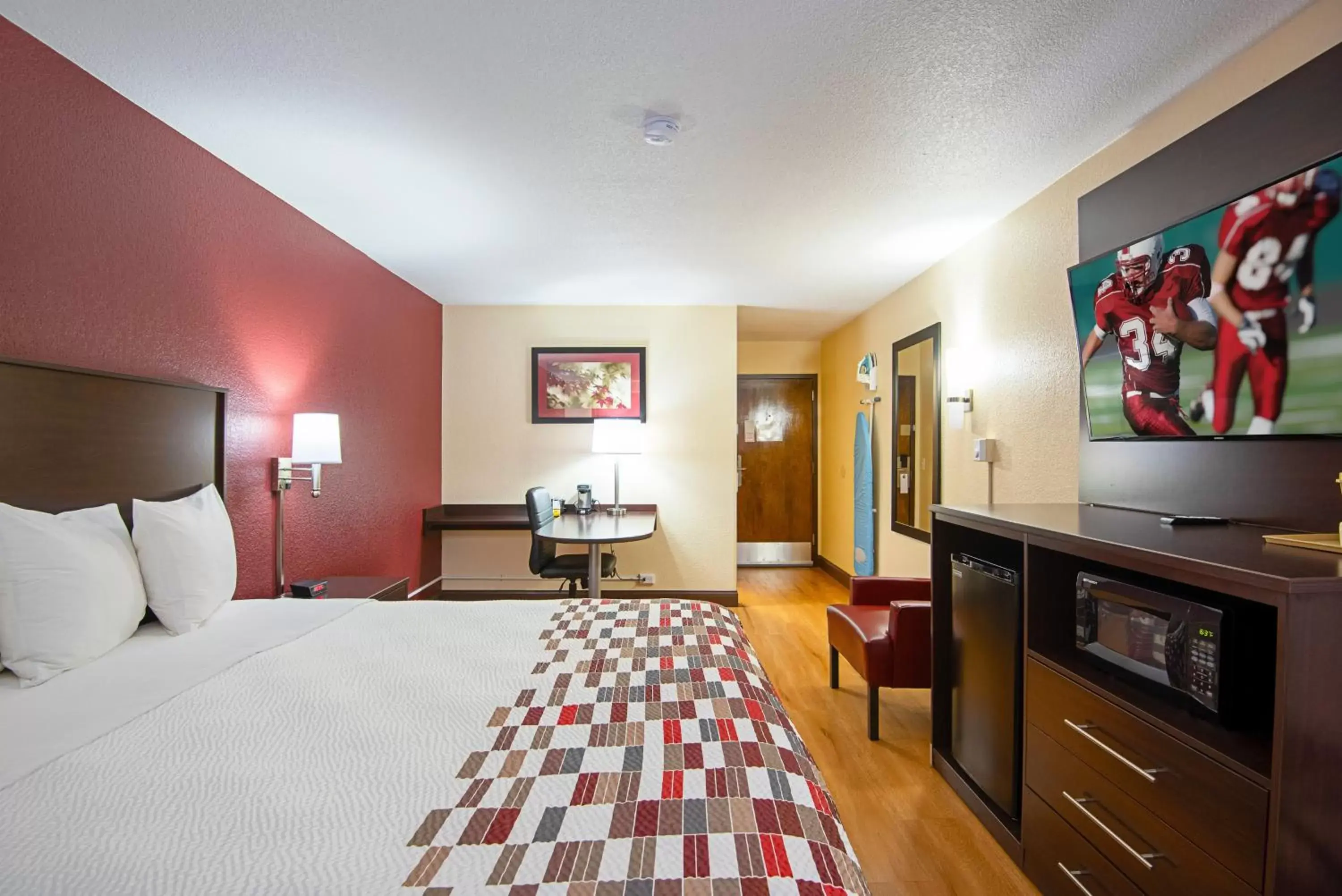 Photo of the whole room, TV/Entertainment Center in Red Roof Inn Cameron