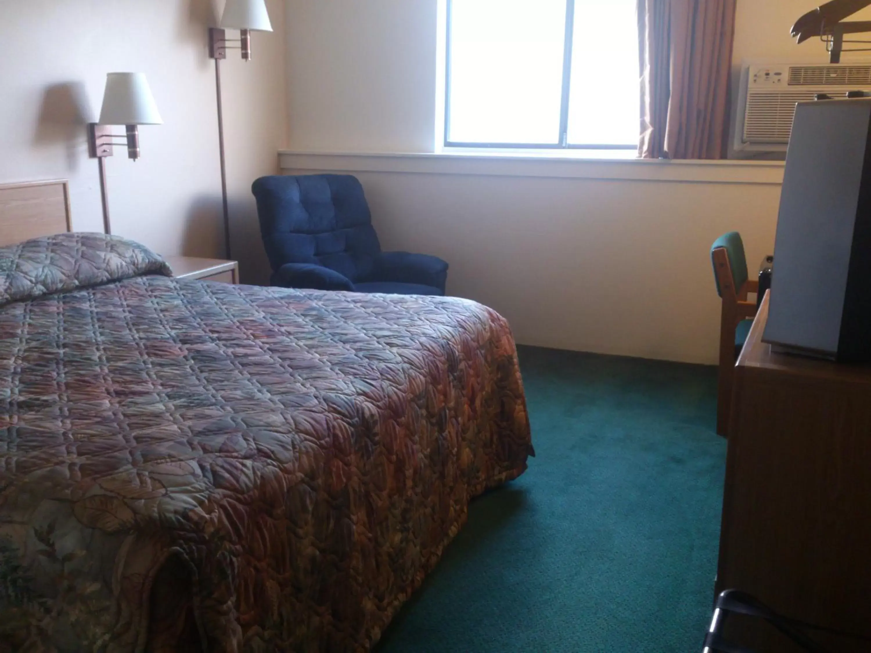 Bedroom, Bed in Super 8 by Wyndham Belle Fourche SD