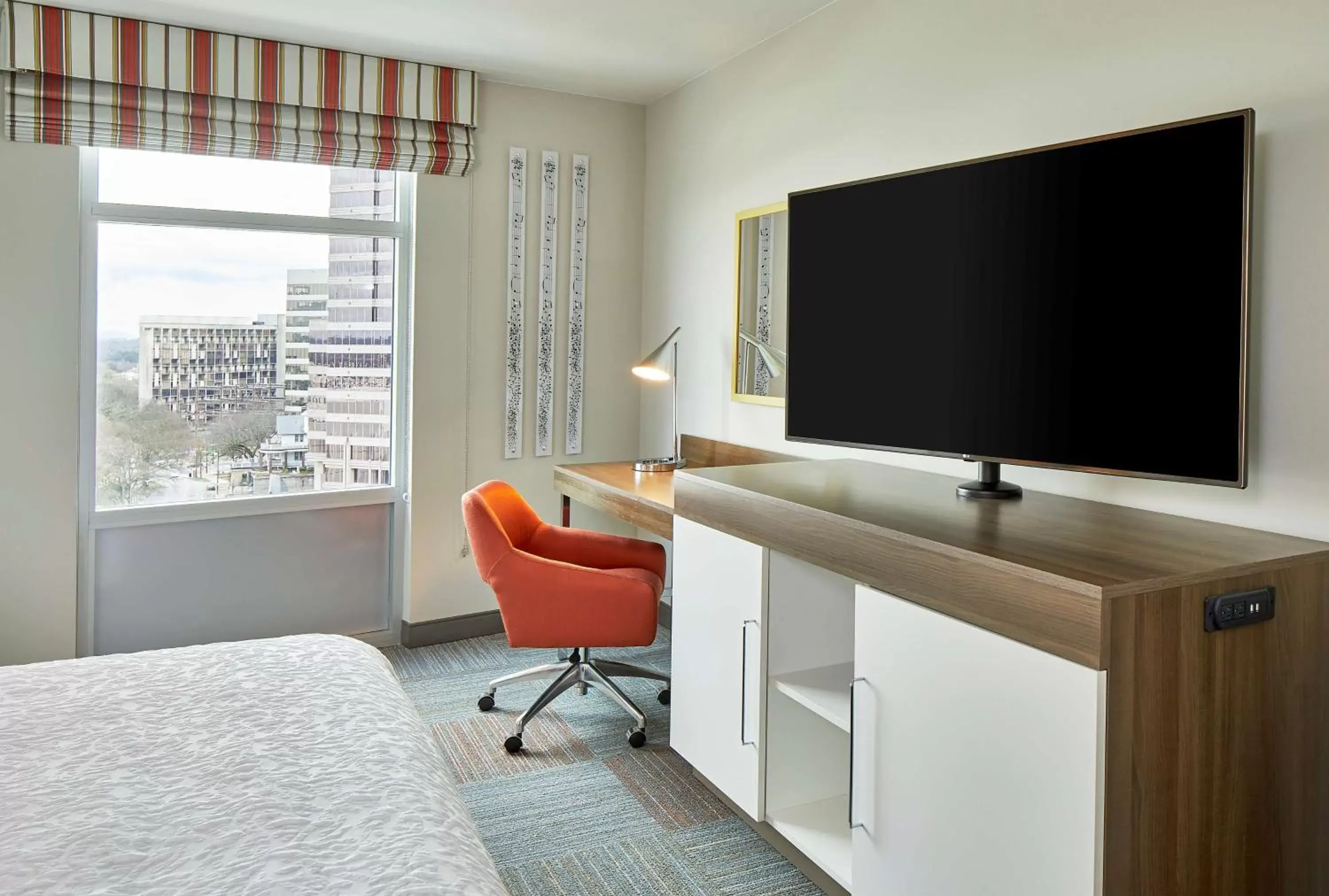 Bedroom, TV/Entertainment Center in Hampton Inn & Suites Atlanta-Midtown, Ga