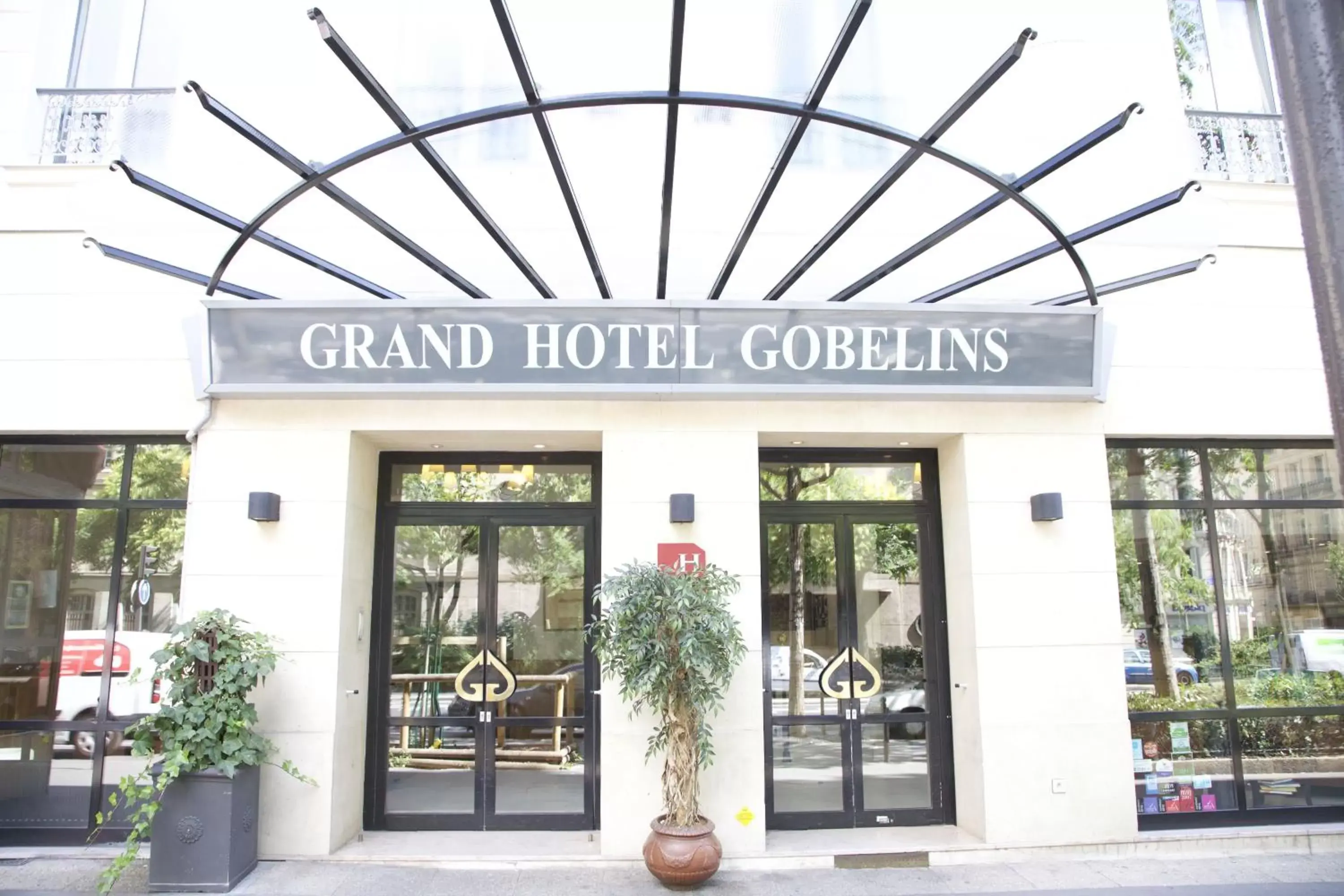 Facade/entrance in Grand Hôtel Des Gobelins