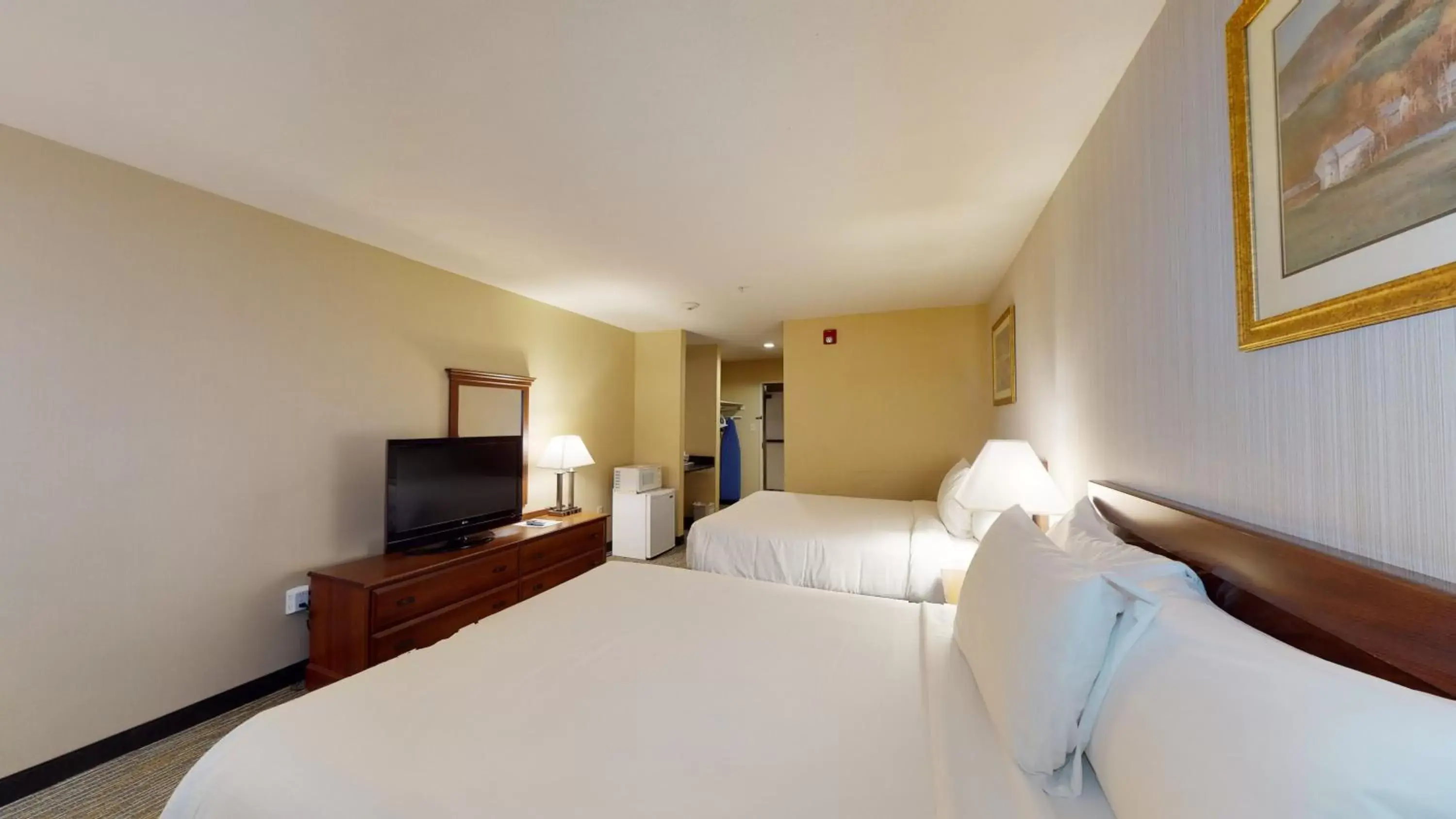 Photo of the whole room, Bed in Ramada by Wyndham Strasburg - Shenandoah Valley