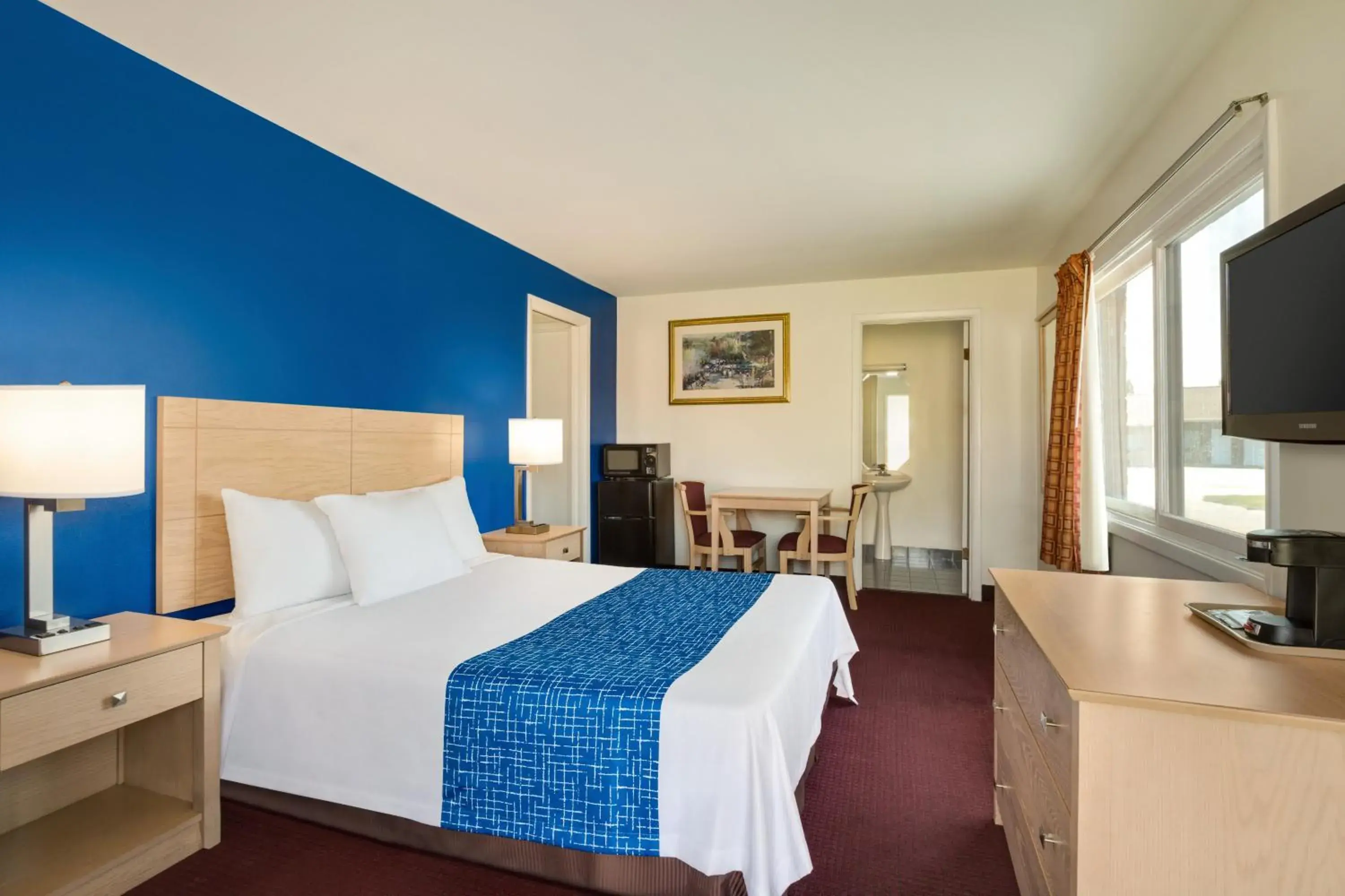 Photo of the whole room in Travelodge by Wyndham Niagara Falls
