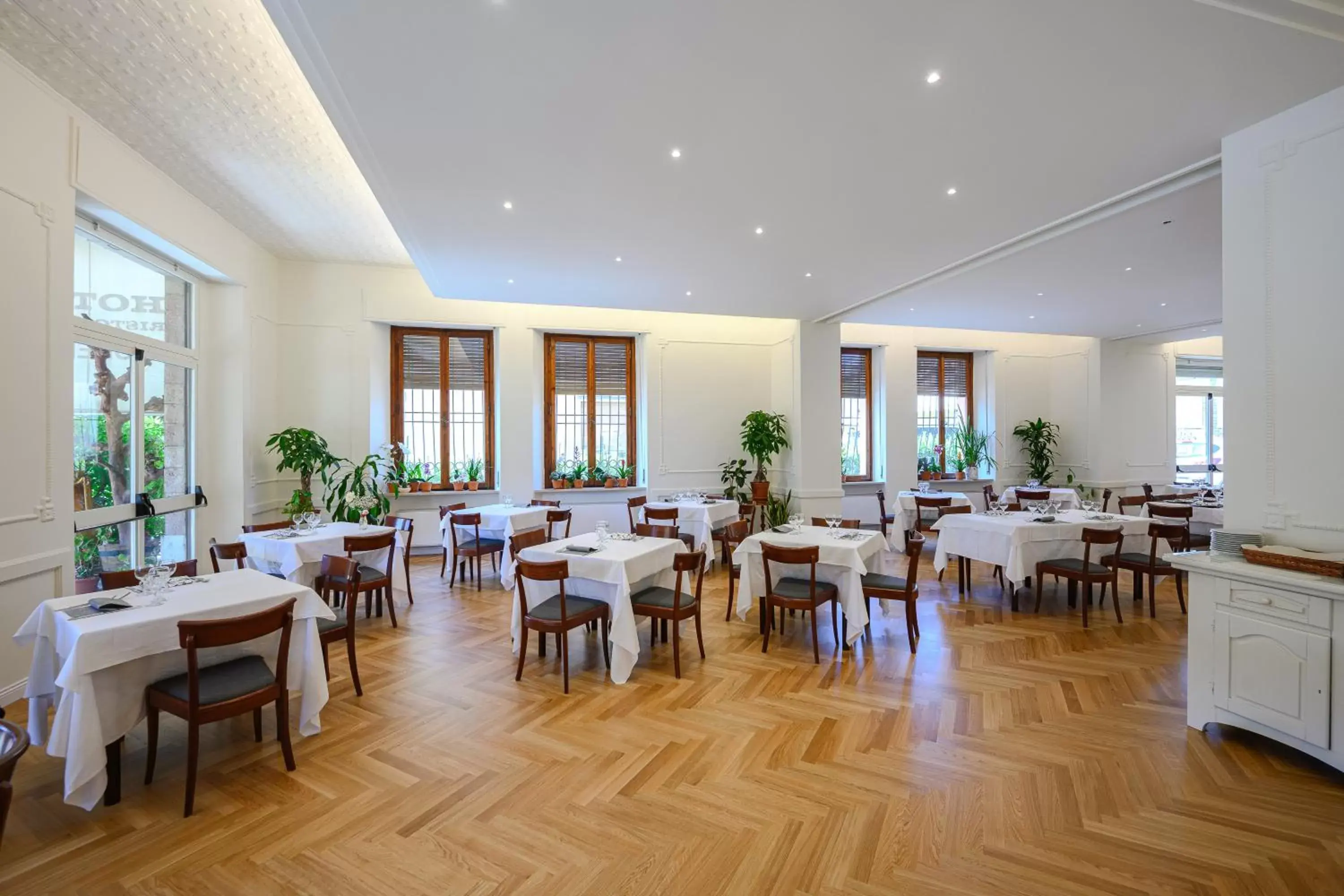 Restaurant/Places to Eat in Hotel Moderno