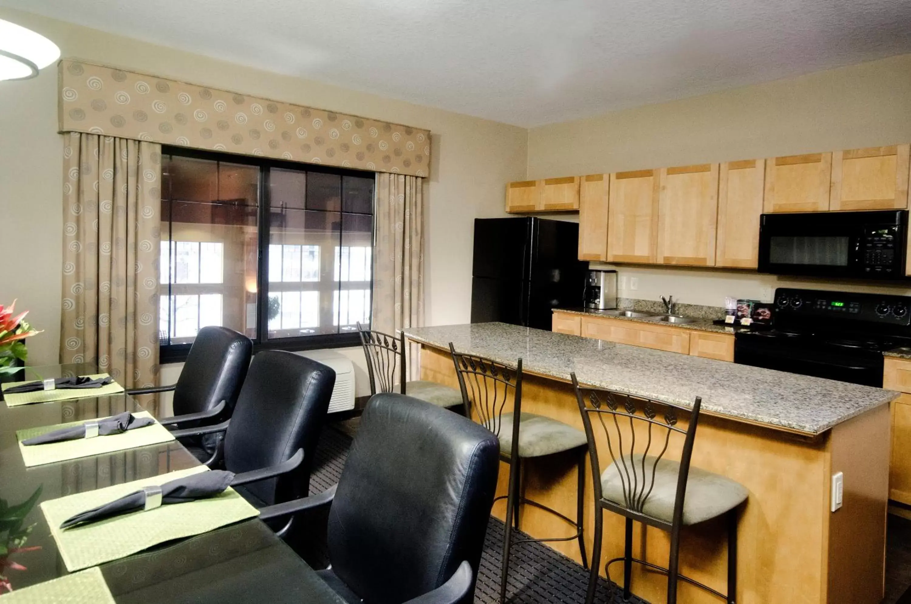 Bedroom, Kitchen/Kitchenette in Holiday Inn St. Paul Northeast - Lake Elmo, an IHG Hotel