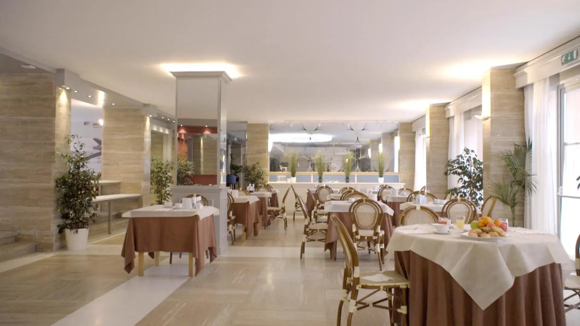 Breakfast, Restaurant/Places to Eat in Grand Hotel Continental