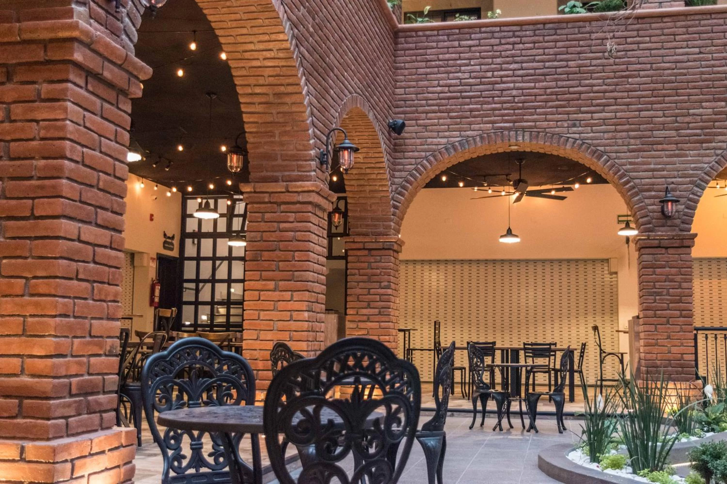 Restaurant/places to eat in Punto Madero Hotel & Plaza
