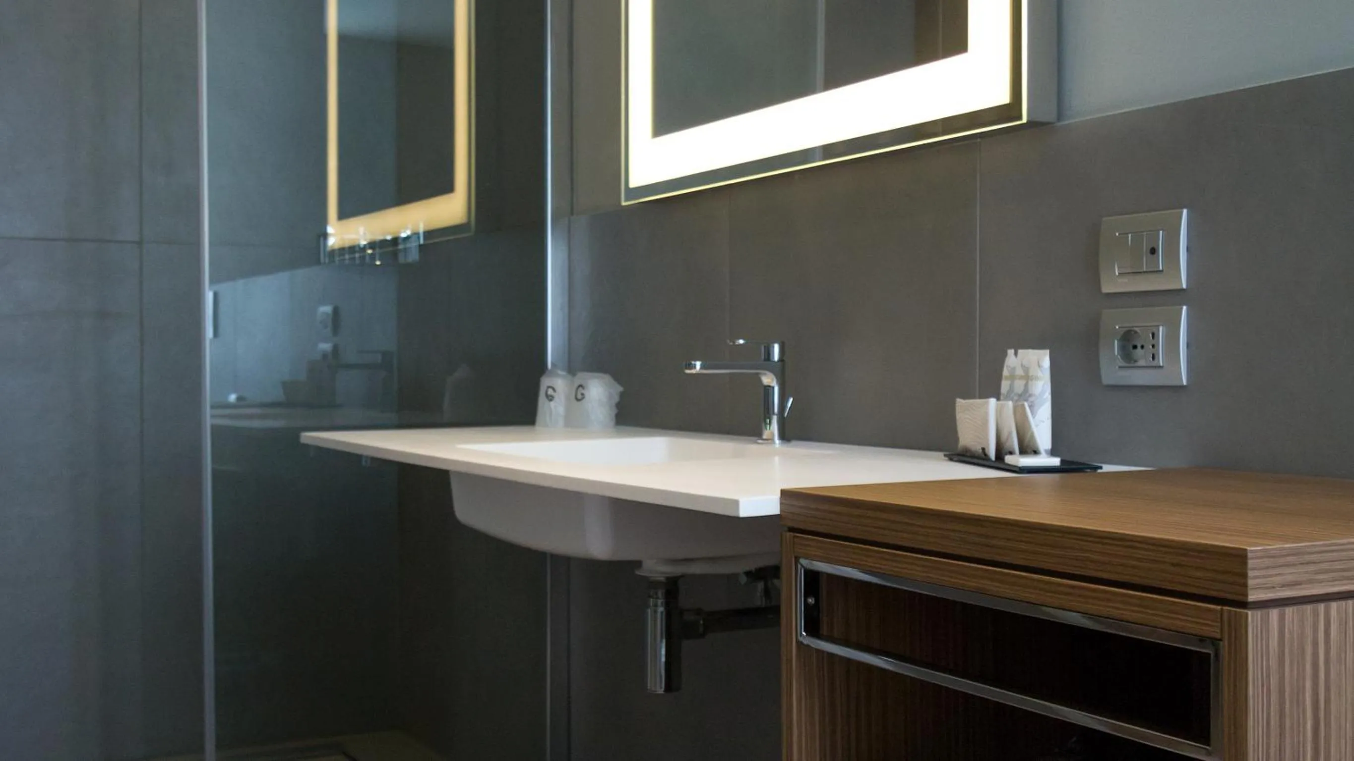 Shower in G Hotel Pescara