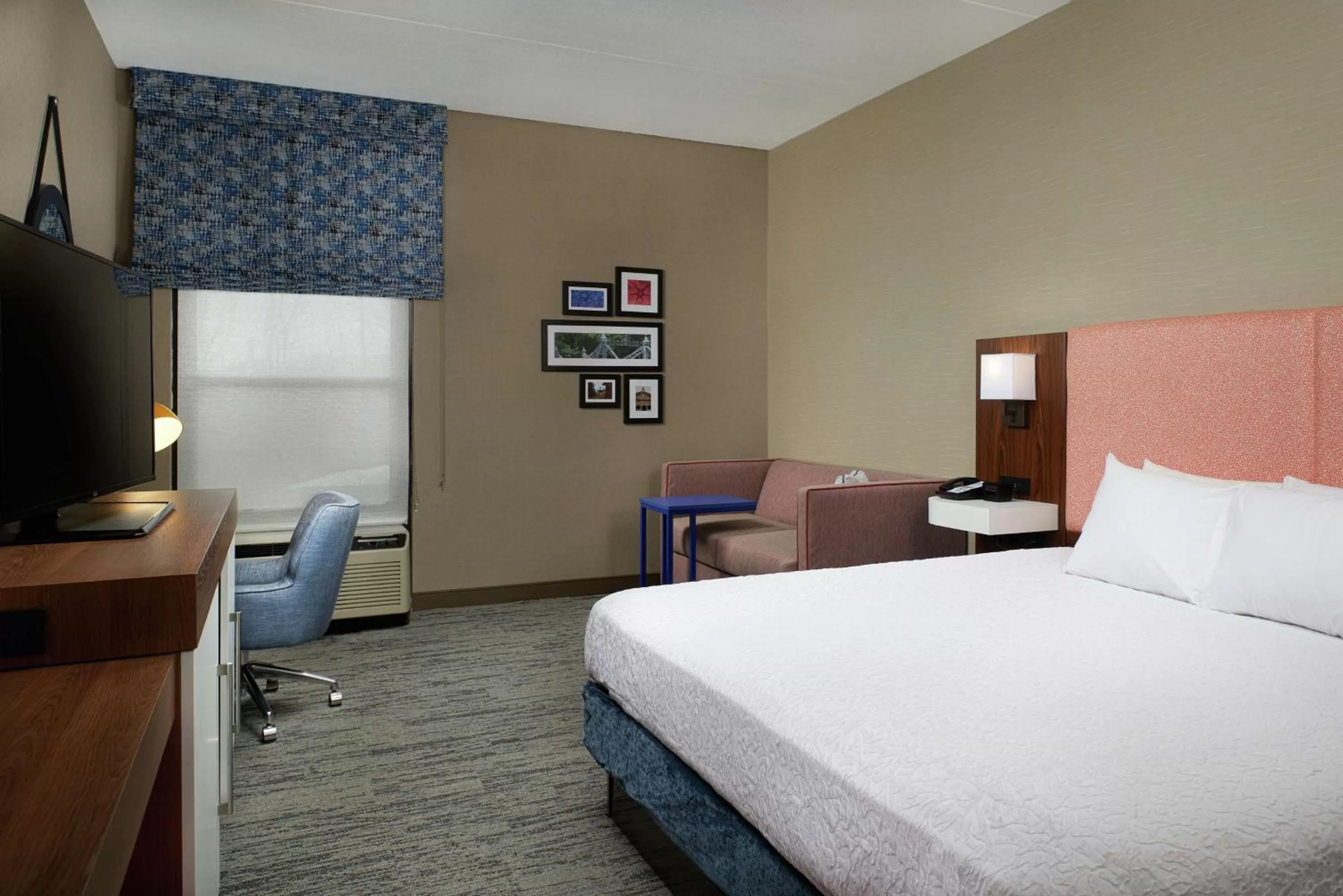 Living room, Bed in Hampton Inn by Hilton Youngstown-West I-80