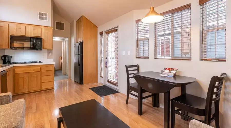 Kitchen or kitchenette, Dining Area in RiverPointe Napa Valley Resort