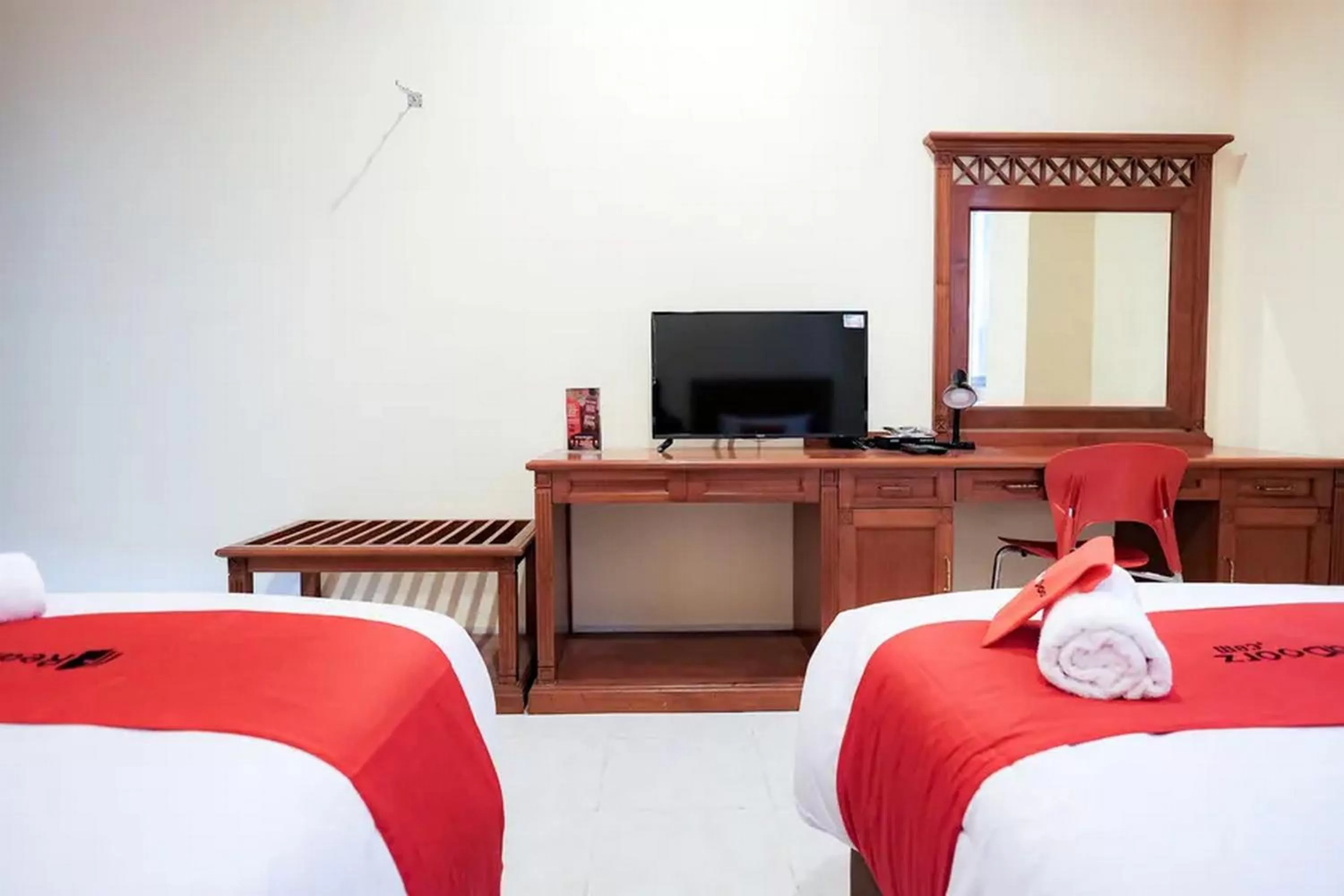Bed, TV/Entertainment Center in RedDoorz Plus near Plaza Blok M