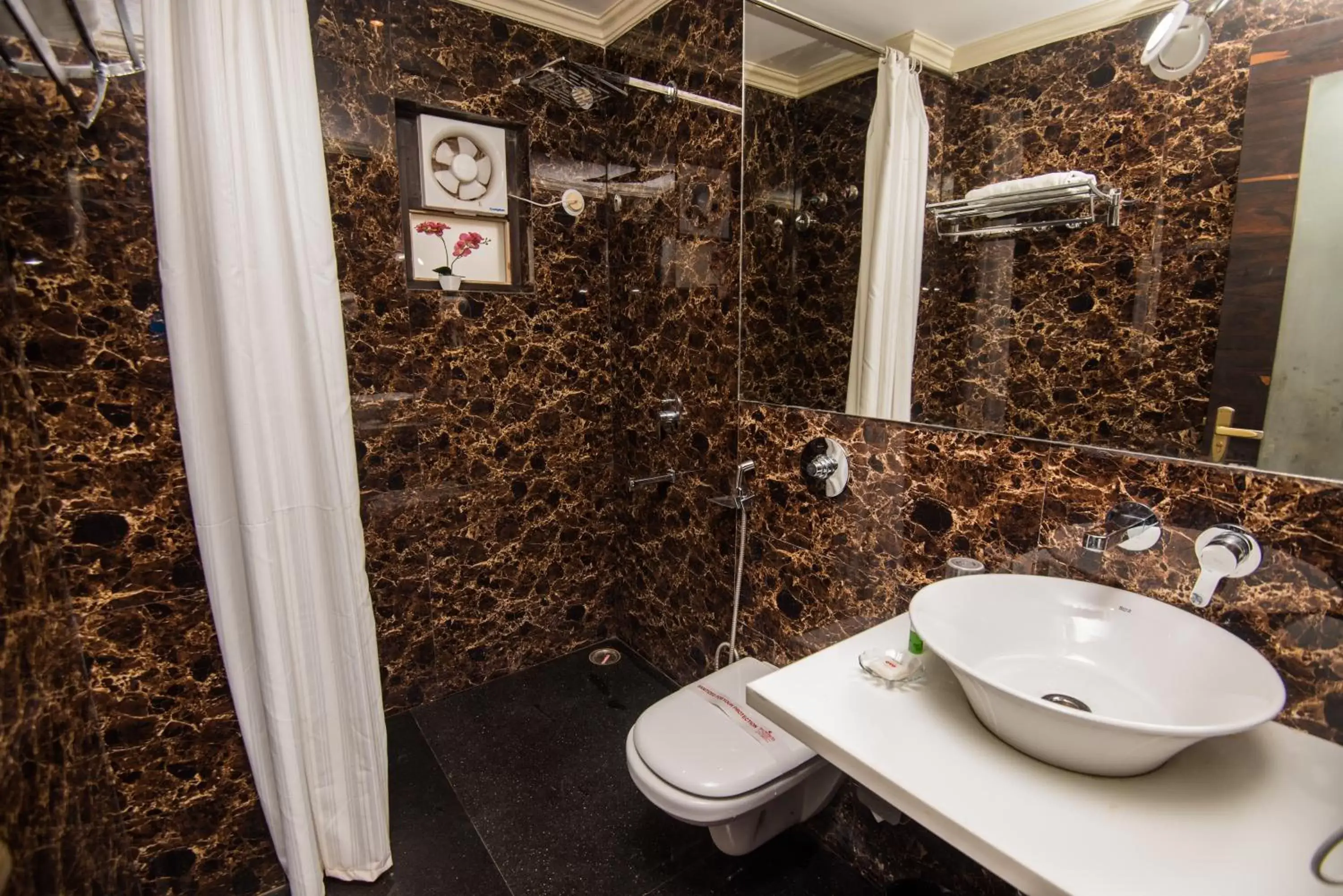 Bathroom in Hotel Heritage Inn at Assi Ghat