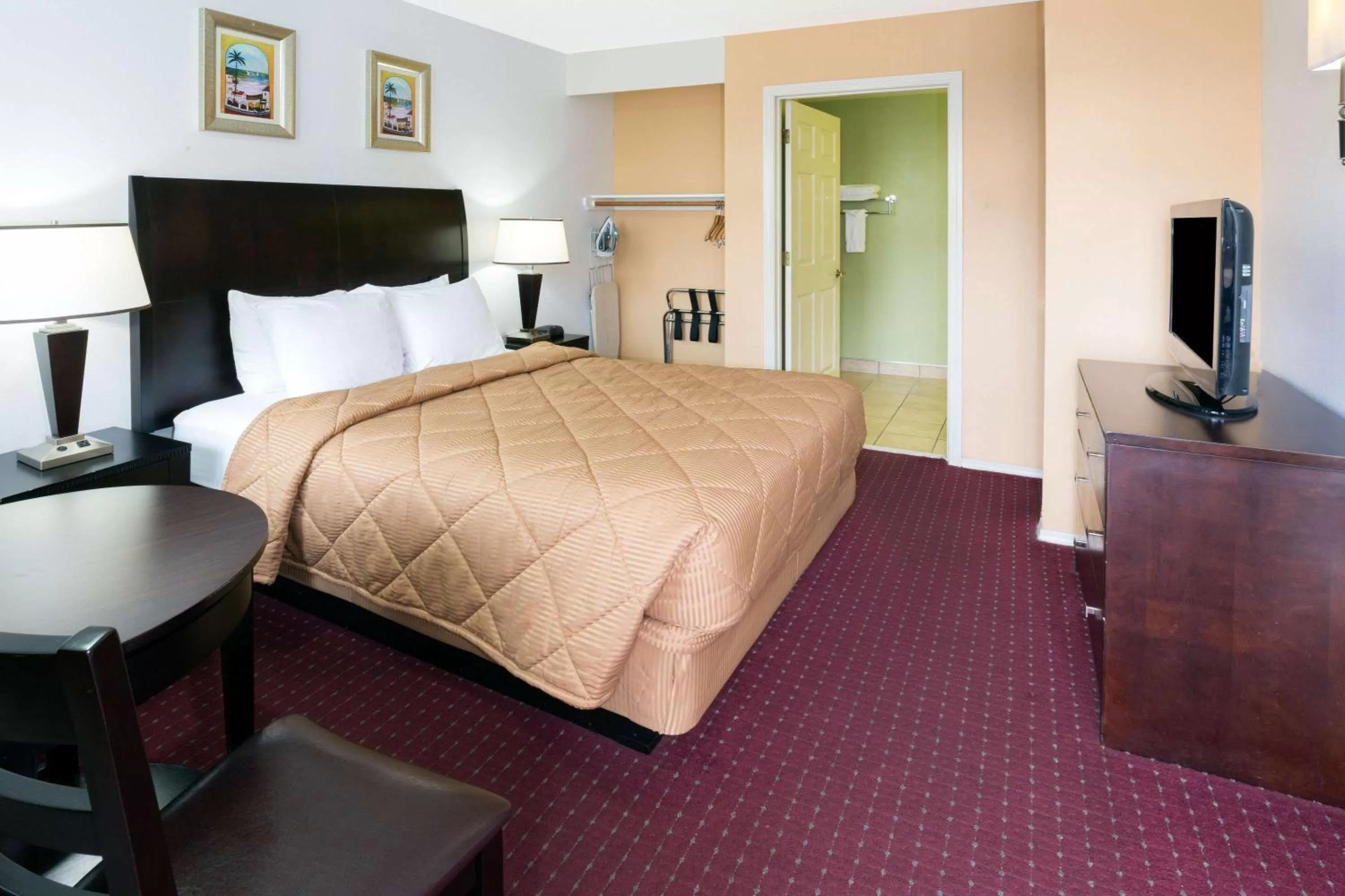 Photo of the whole room, Bed in Days Inn by Wyndham Newport OR