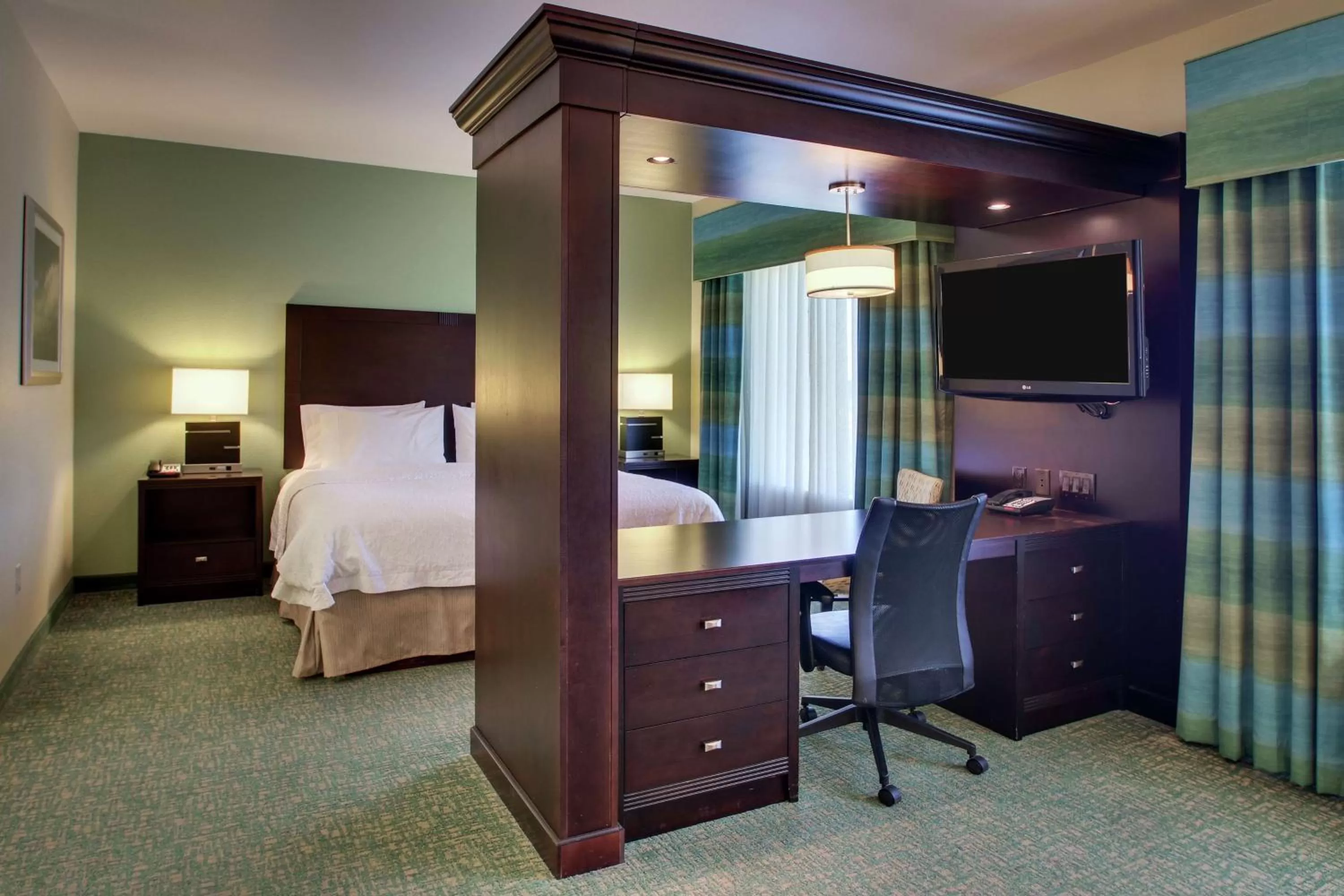 Bed in Hampton Inn Vernon