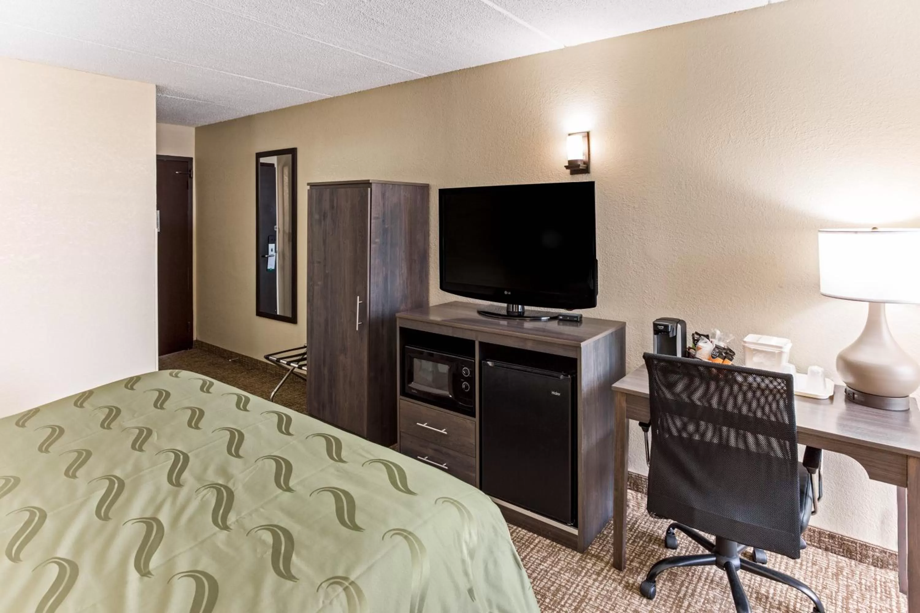 TV and multimedia, Bed in Quality Inn & Suites Plattsburgh