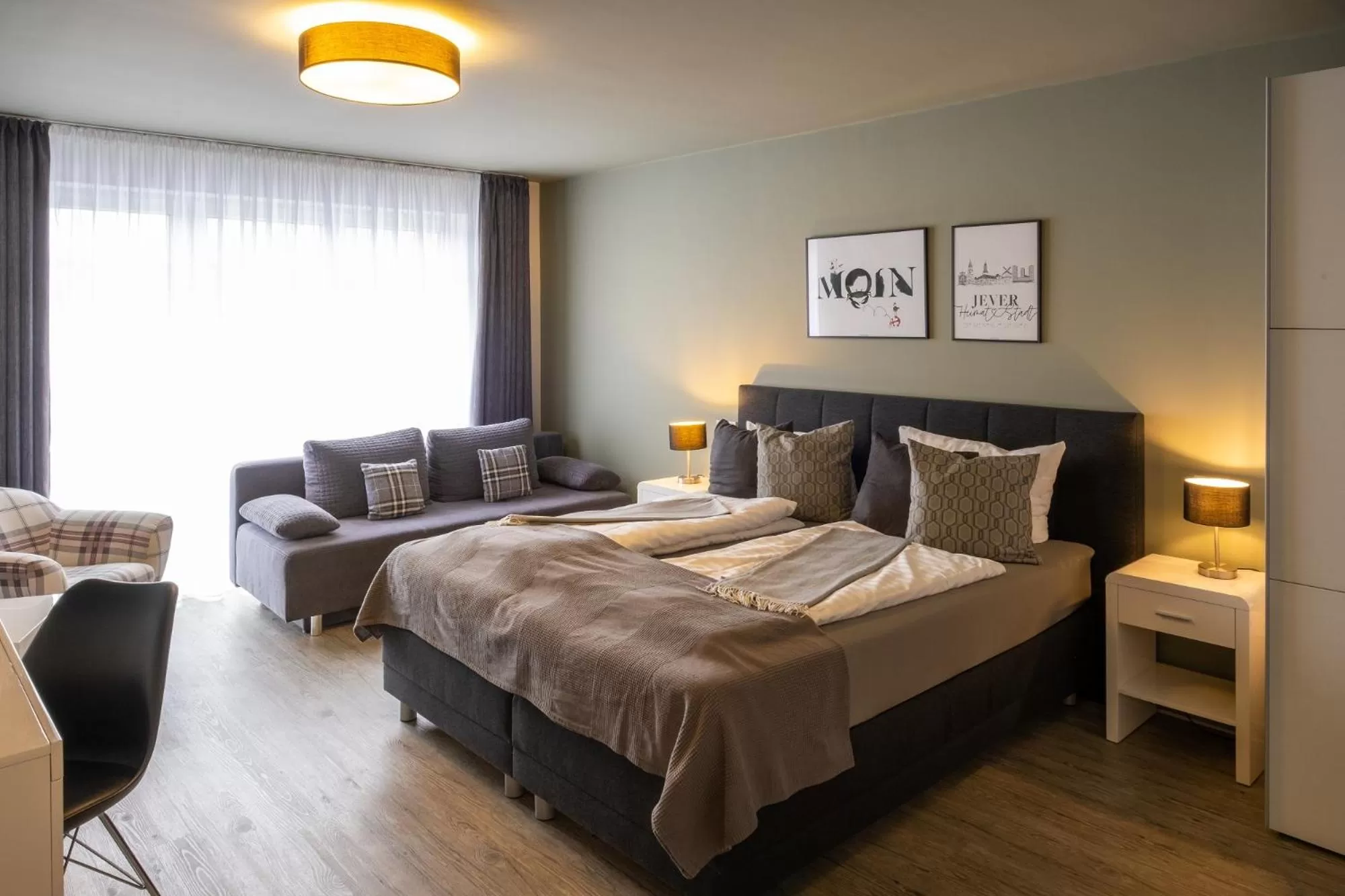 Photo of the whole room, Bed in Stadthotel Jever