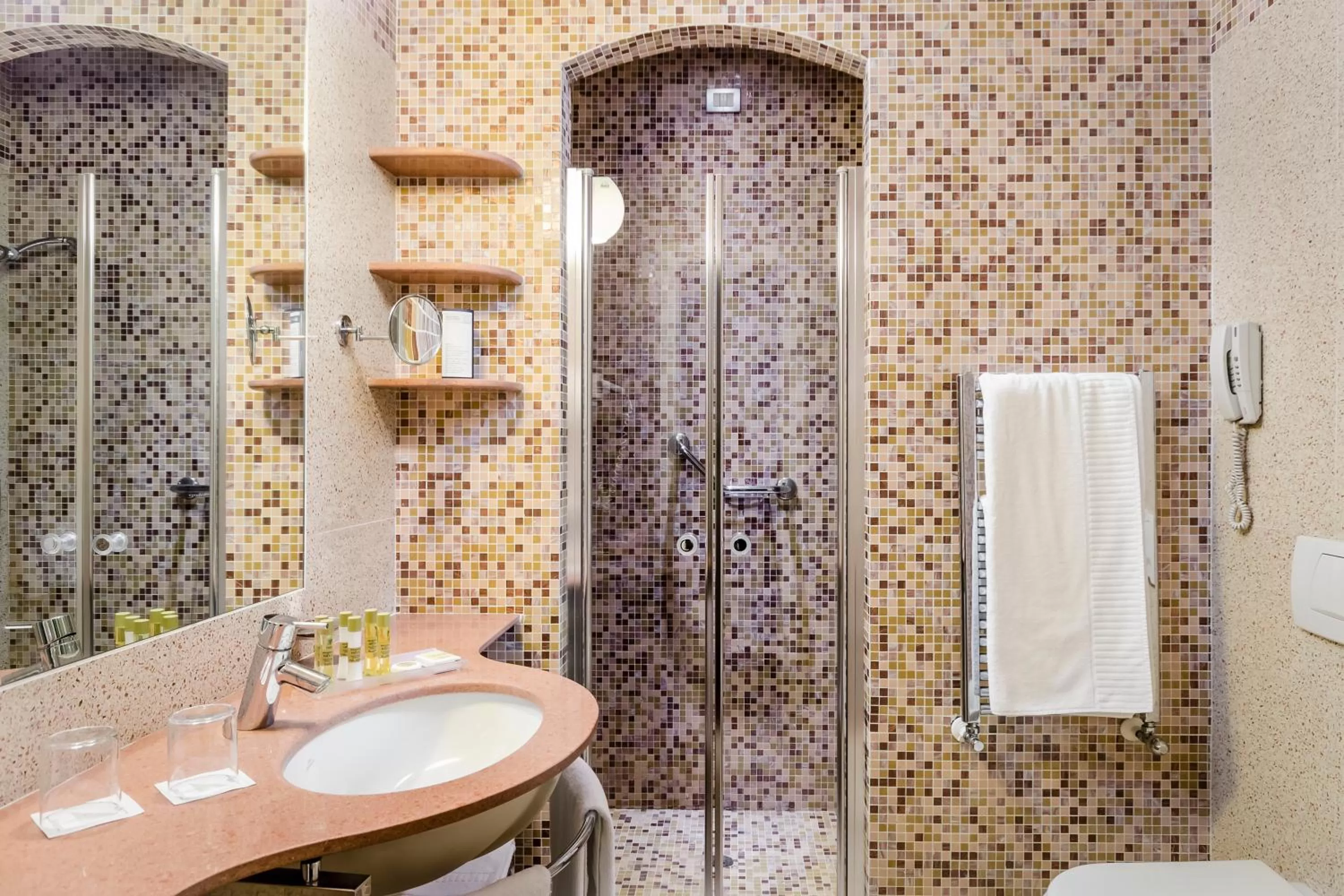 Shower in Eurostars Centrale Palace Hotel