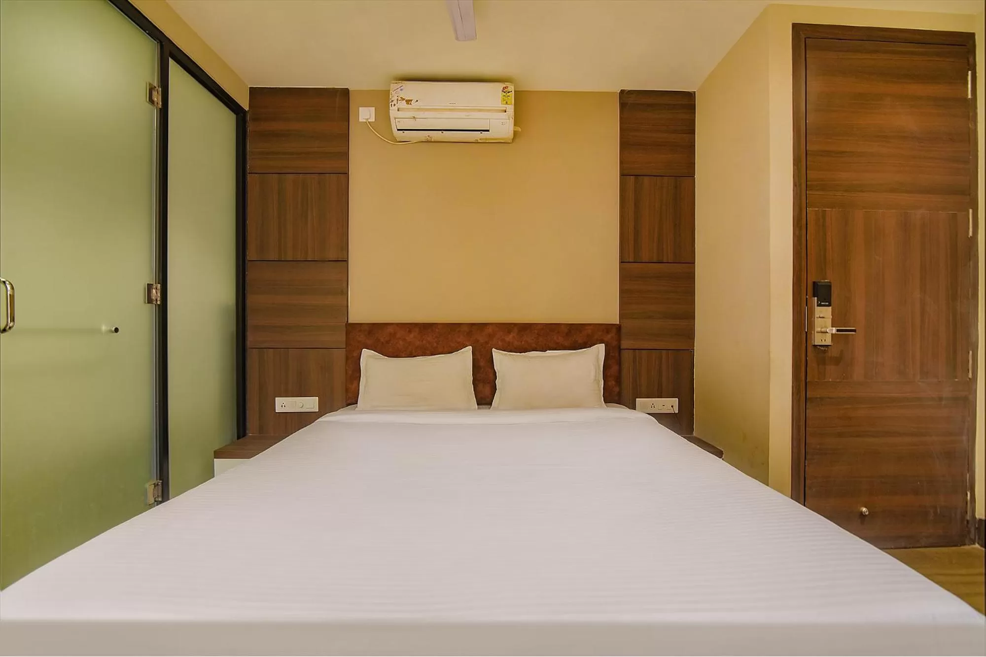 Bed in FabHotel Eros 282 - Nr Sreebhumi