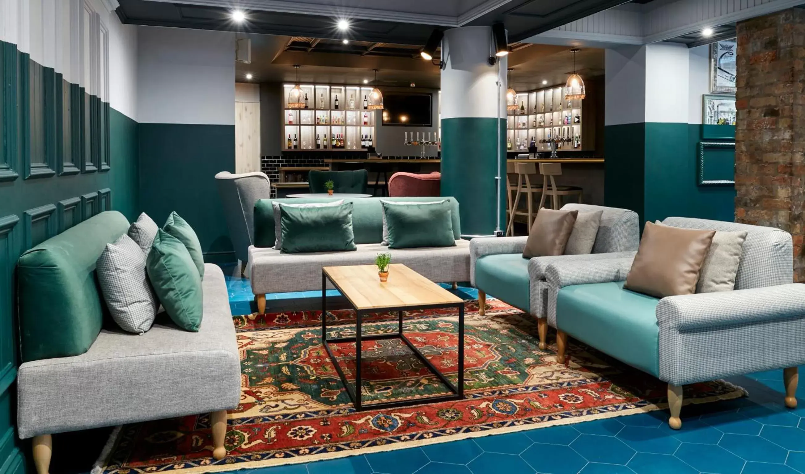 Lounge or bar in Leonardo Hotel Manchester Central - Formerly Jurys Inn