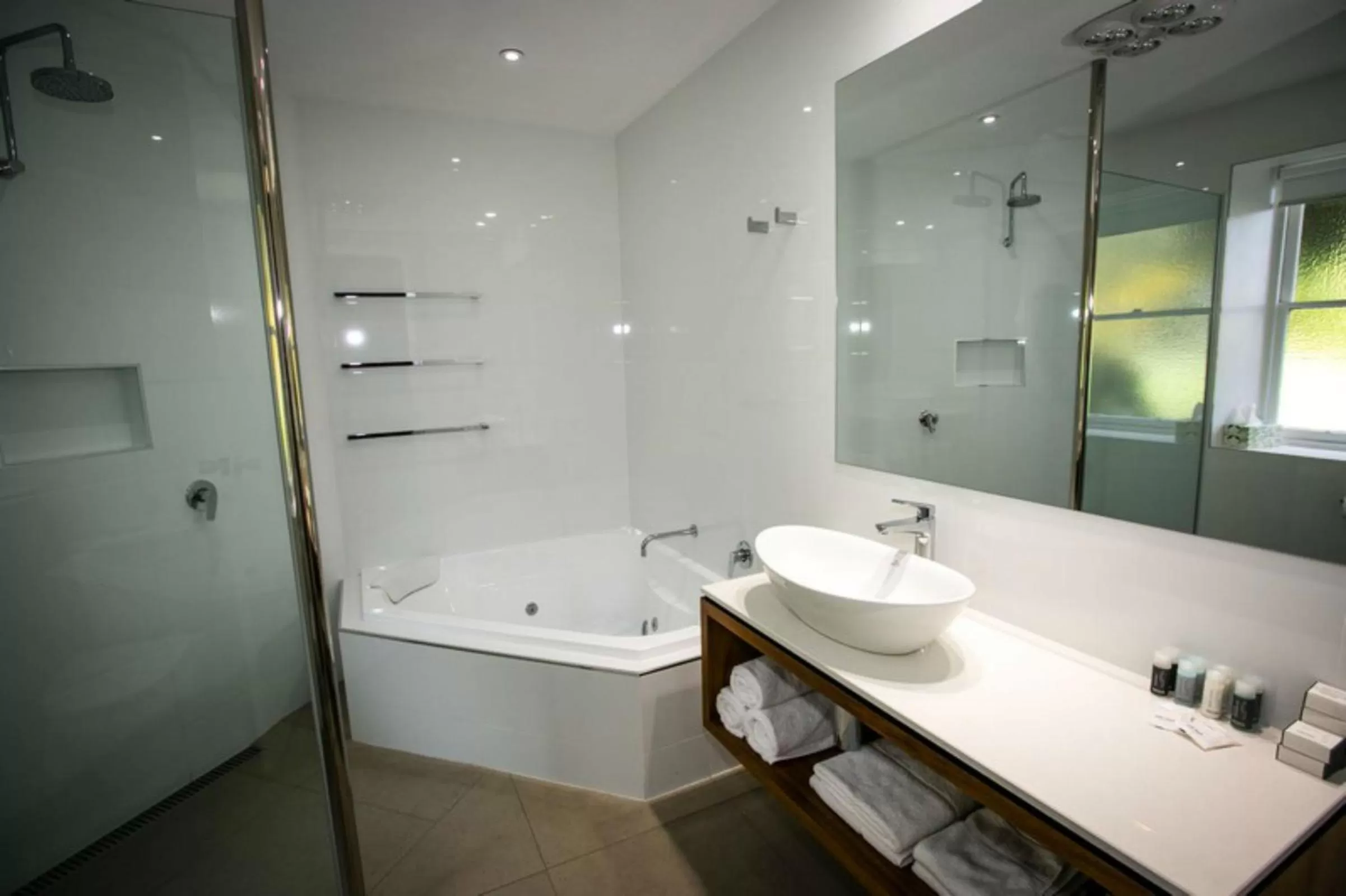 Shower in Seacombe House Motor Inn Port Fairy