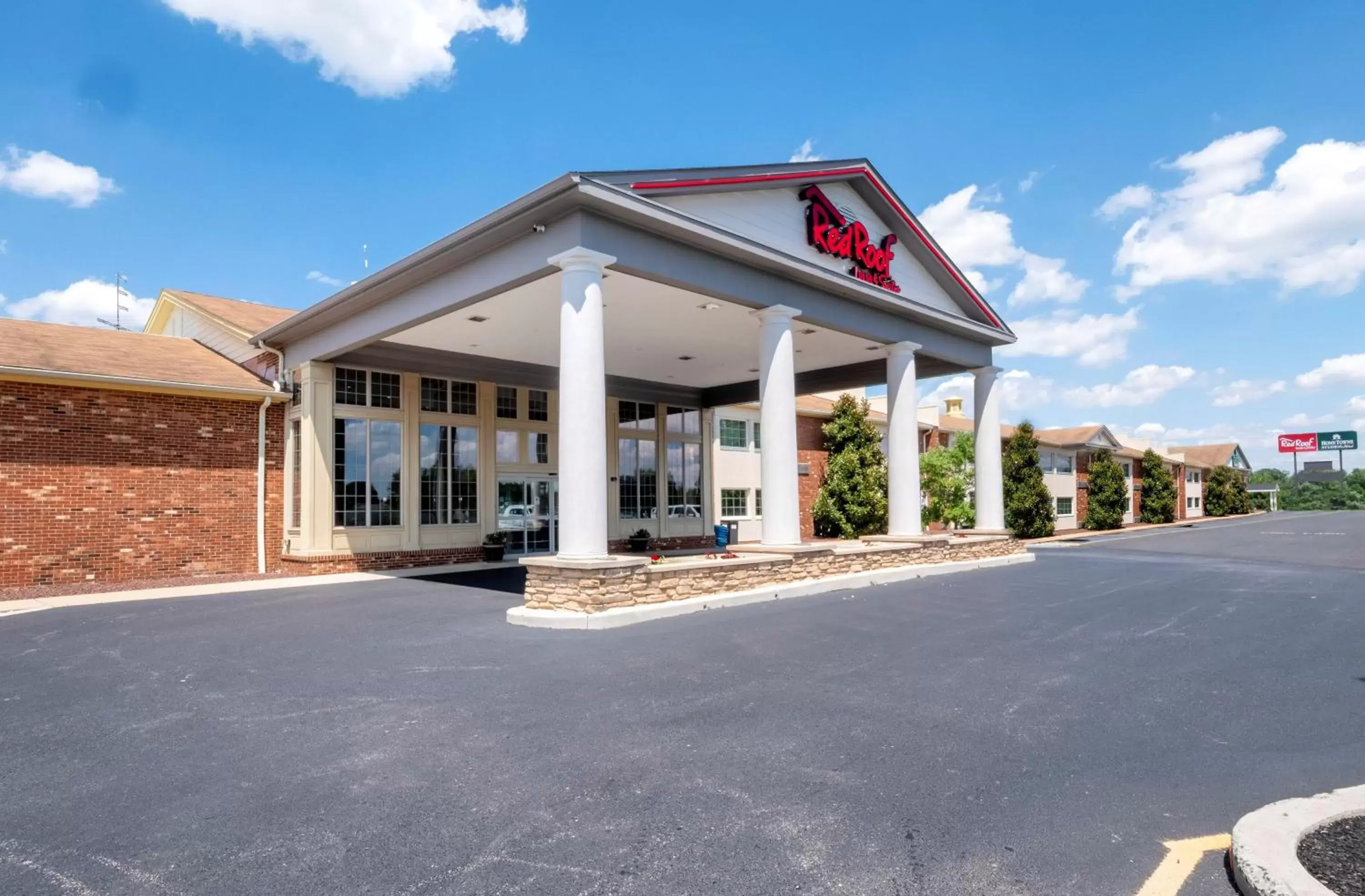 Property Building in Red Roof Inn & Suites Wilmington – New Castle