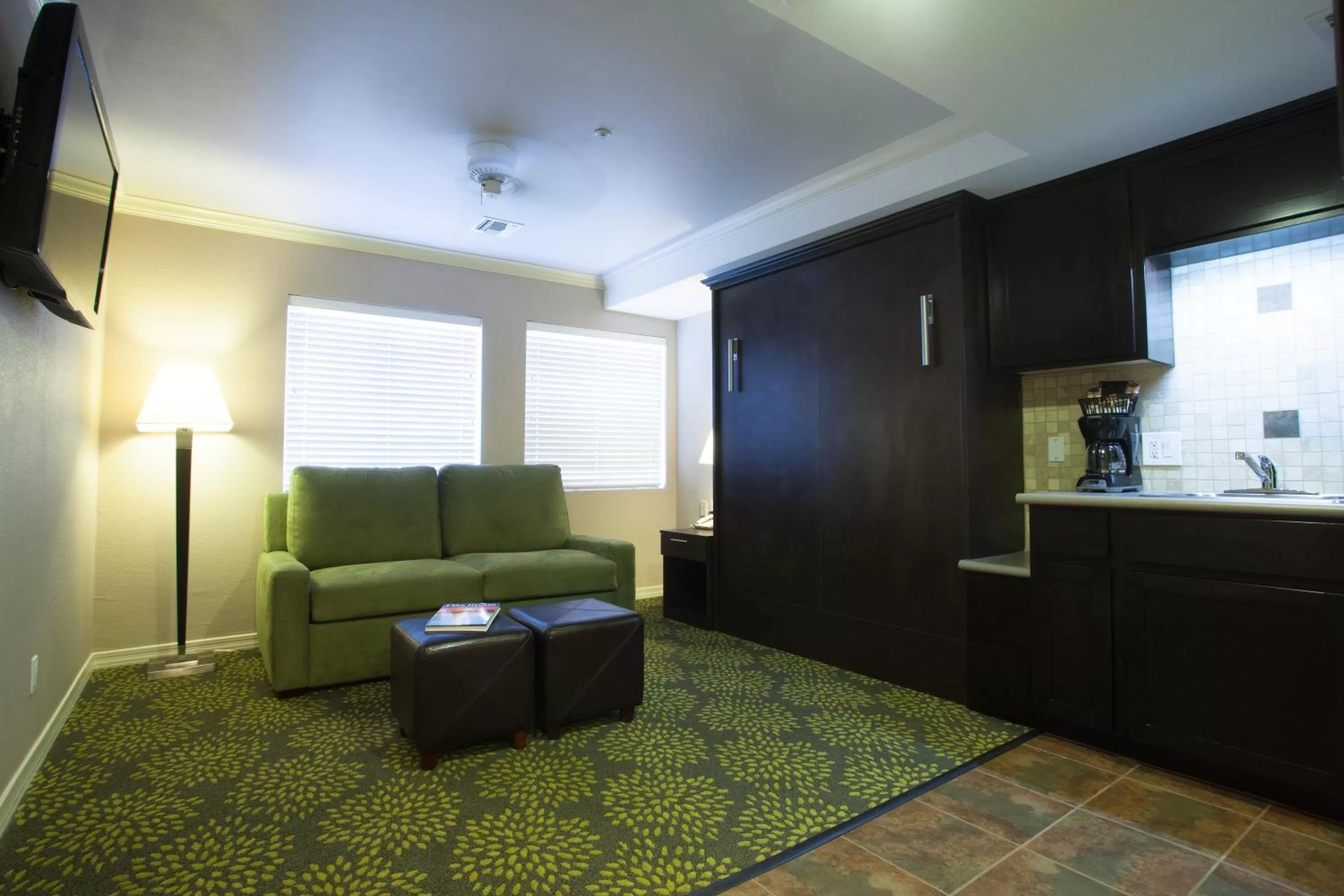 Living room in London Bridge Resort