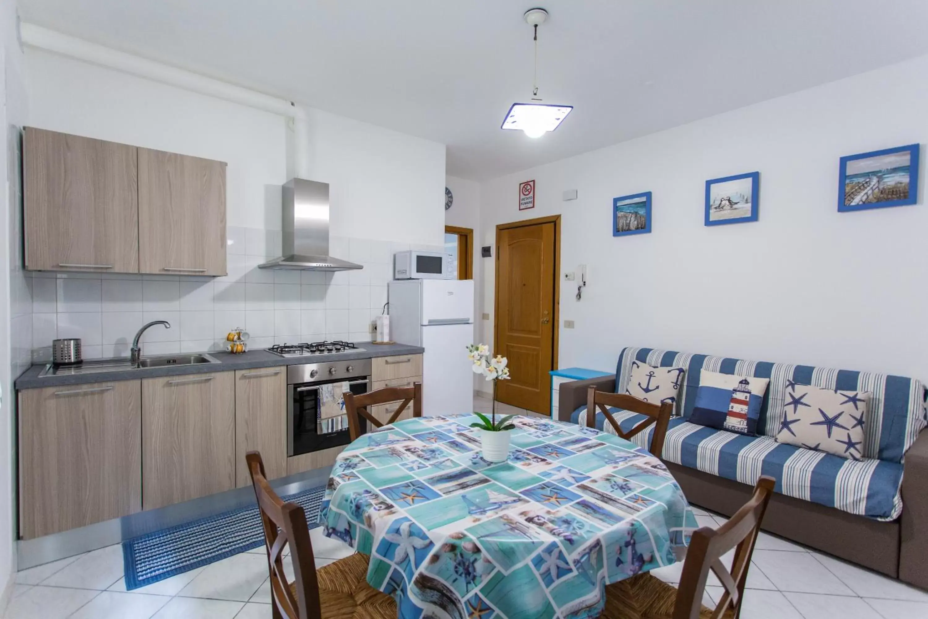 Kitchen or kitchenette, Dining Area in Residence Kimba