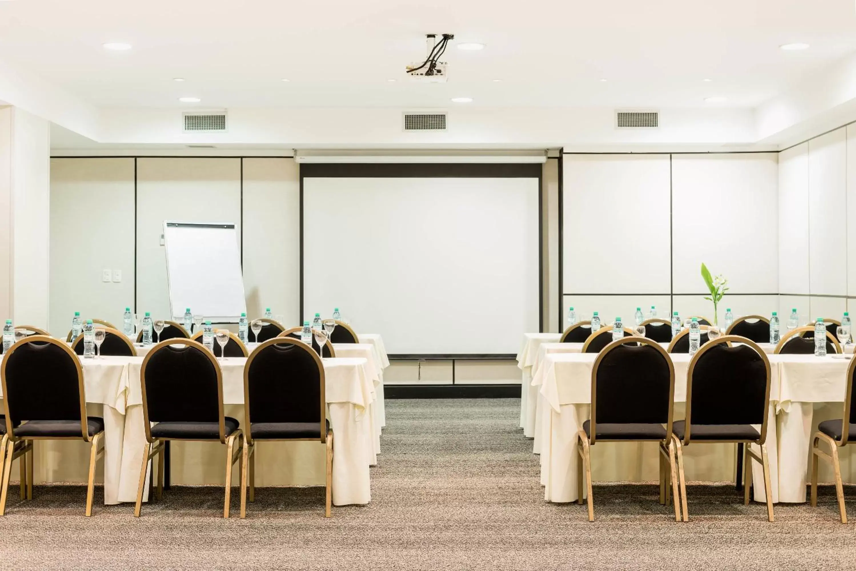 Meeting/conference room in Loi Suites Recoleta Hotel