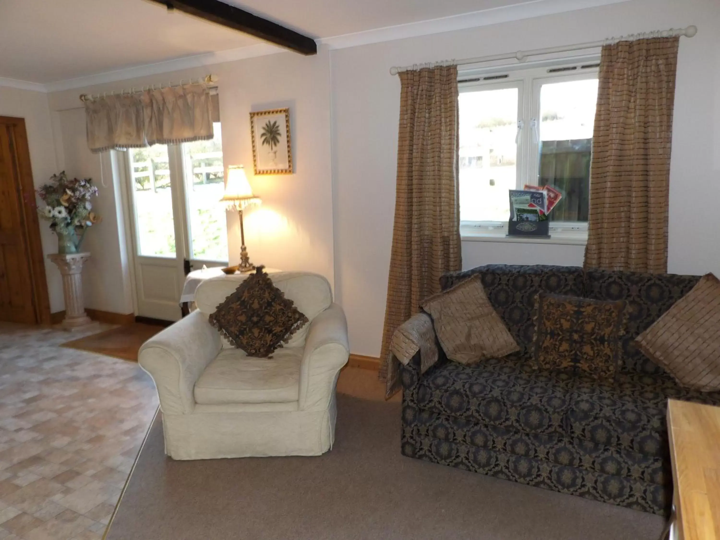 Living room, Seating Area in Broccoli Bottom