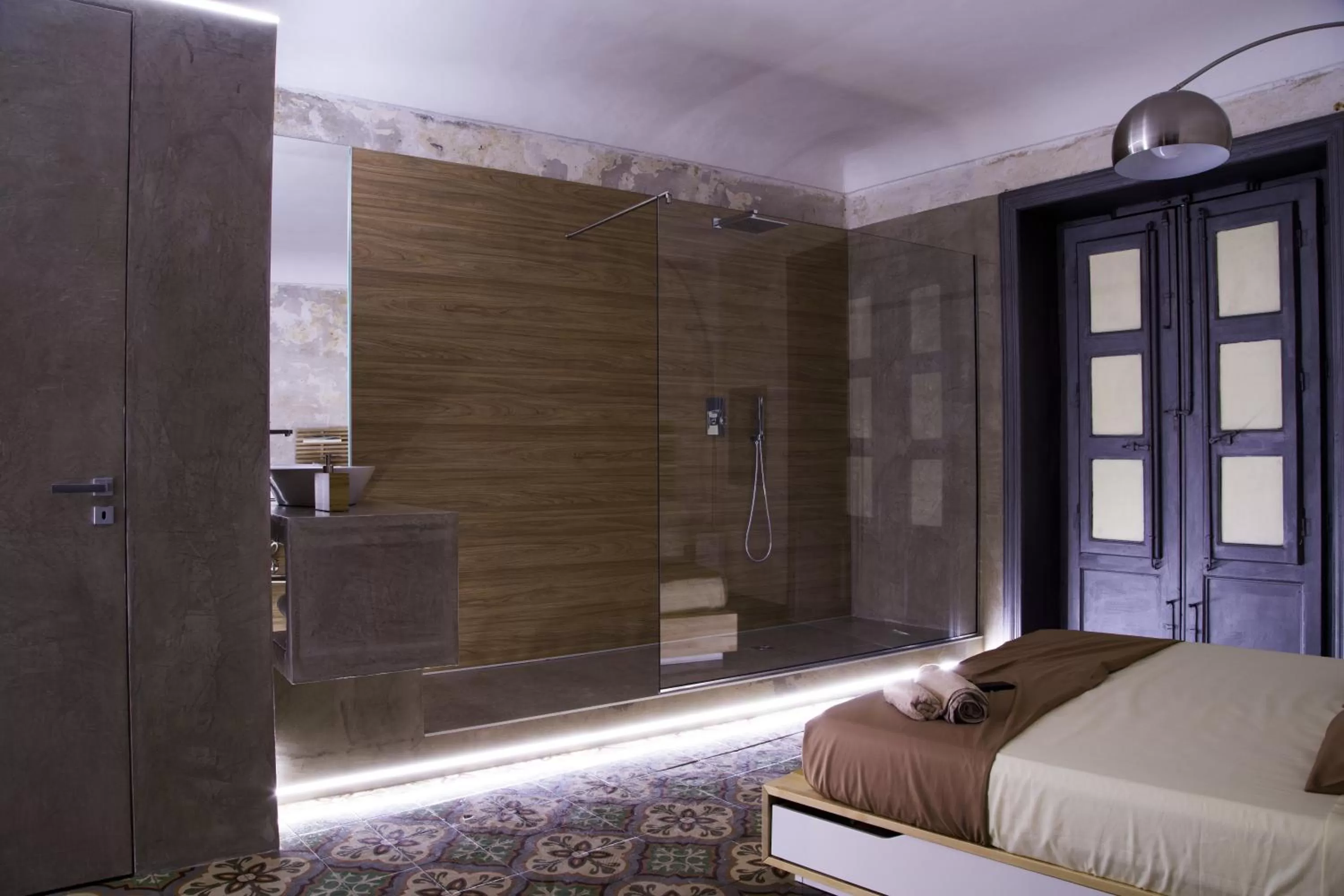 Shower, Bed in Community Rooms & Wine